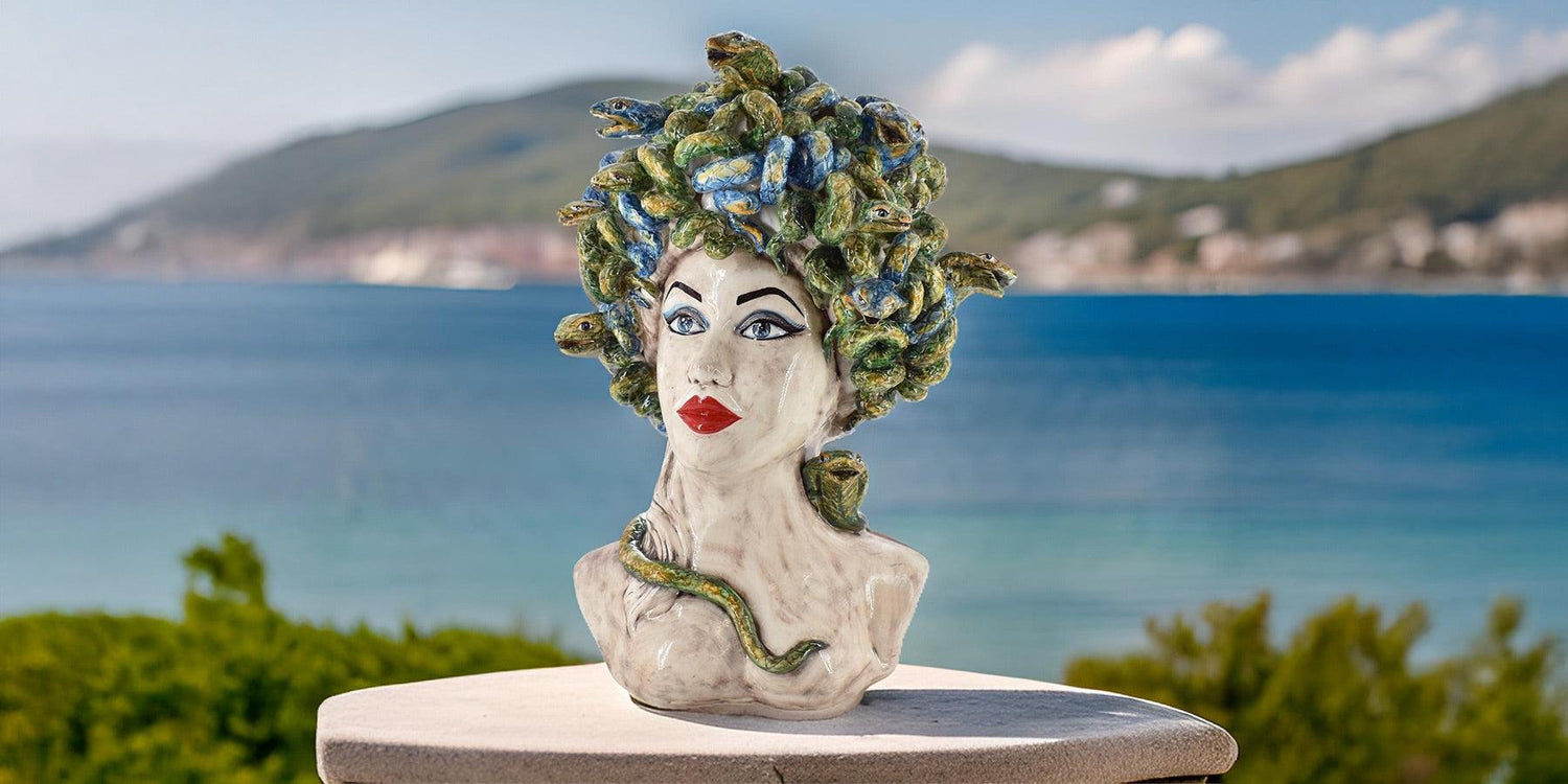 Busto in ceramica caltagirone fatti a mano a forma di donna con serpenti, sfondo mare