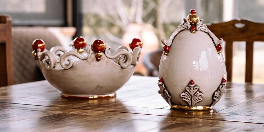 Ceramiche Caltagirone fatti a mano, vasi artigianali decorativi su tavolo in legno