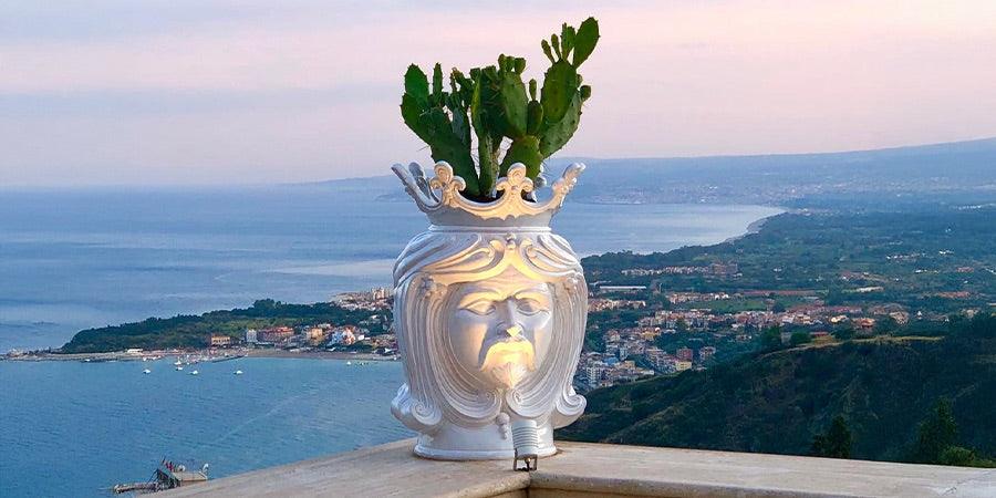Vaso decorativo con pianta succulenta in ceramica di Caltagirone fatta a mano con vista panoramica sul mare e paesaggio