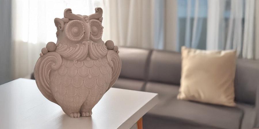 Gufo decorativo in ceramica di Caltagirone fatti a mano su tavolo moderno, salotto sullo sfondo