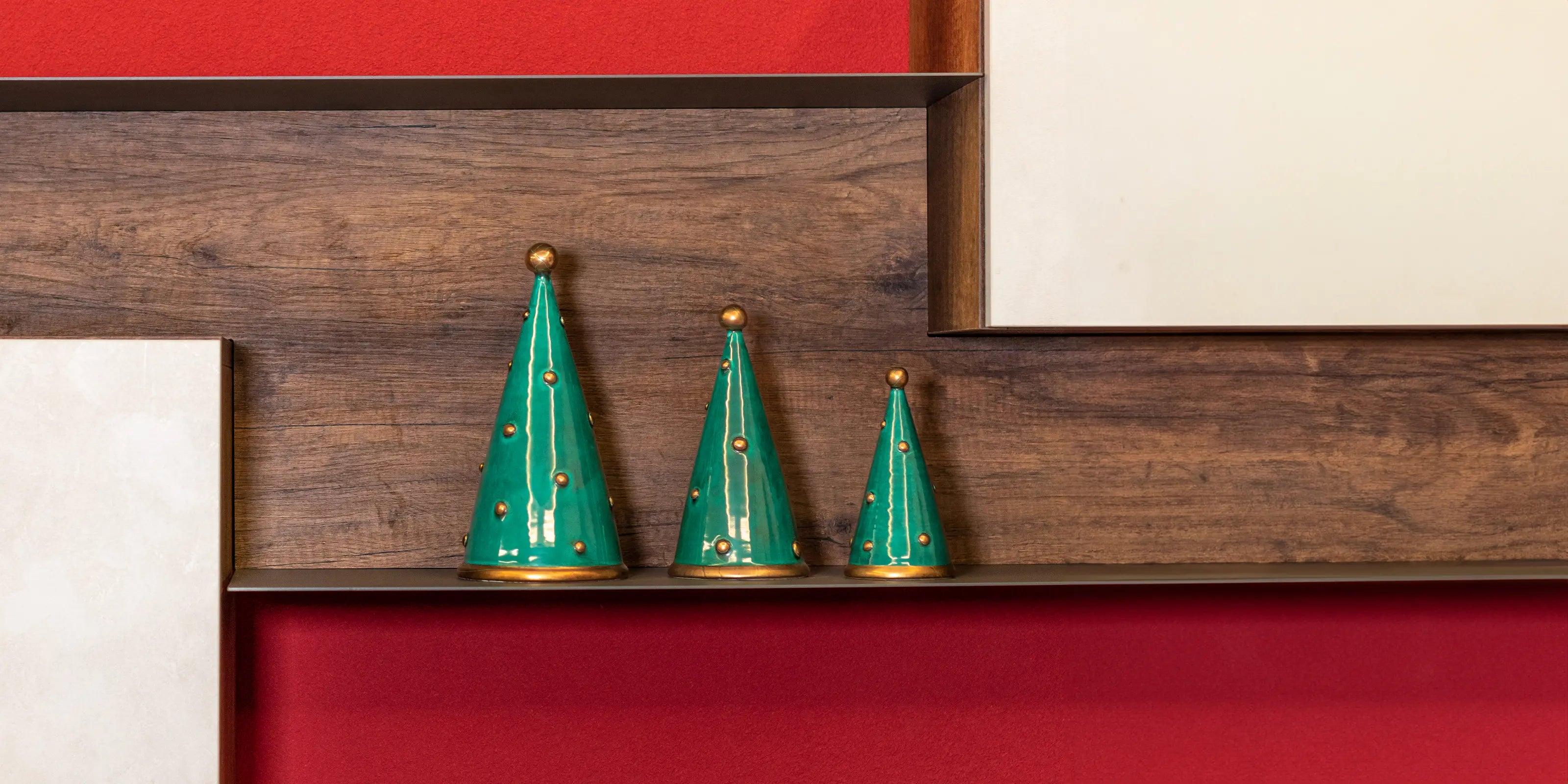 Alberi di Natale ceramiche caltagirone fatti a mano verde su mensola, sfondo rosso e legno