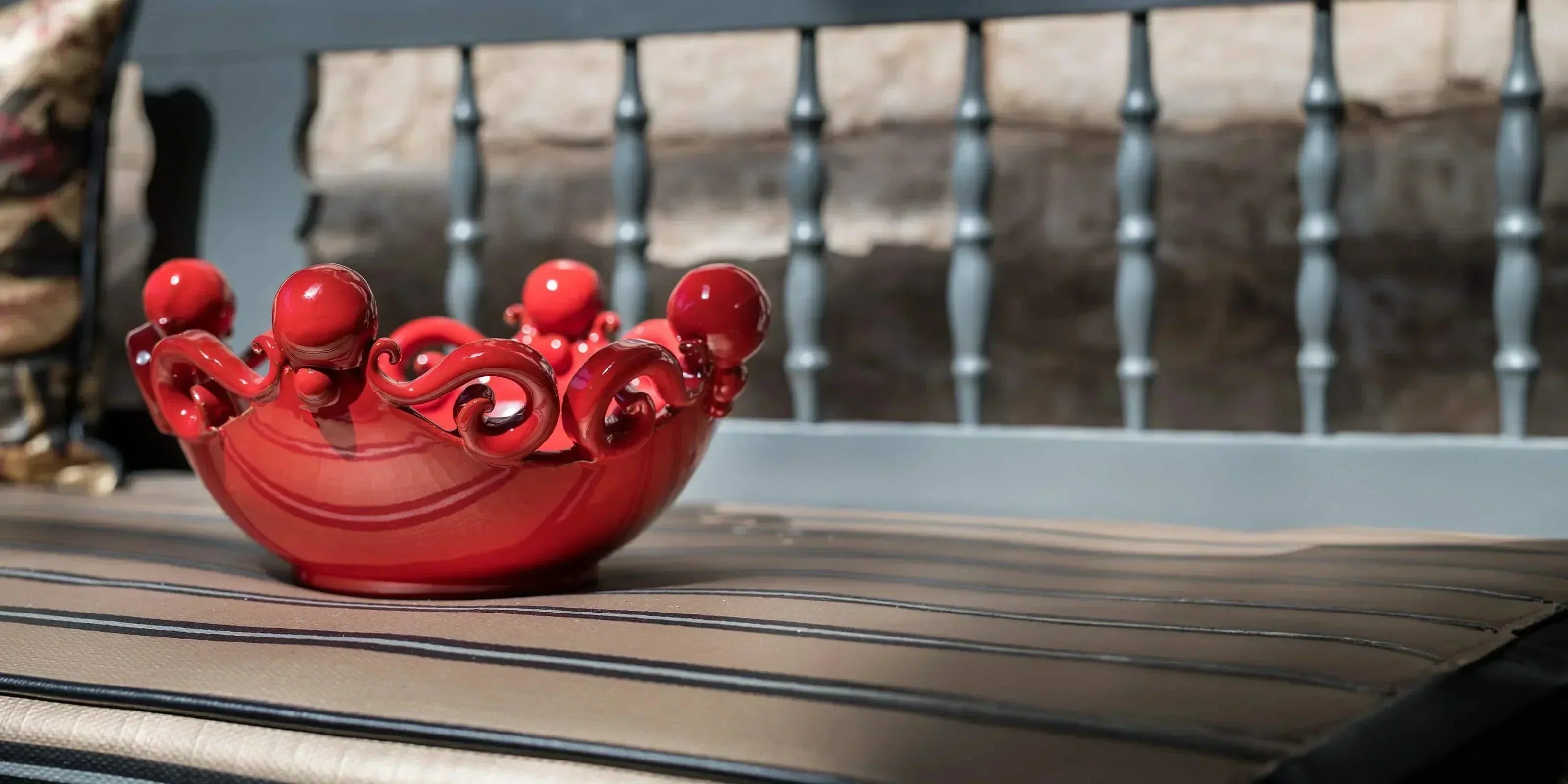 Centrotavola rosso in ceramica di Caltagirone Sofia, ceramiche caltagirone fatti a mano