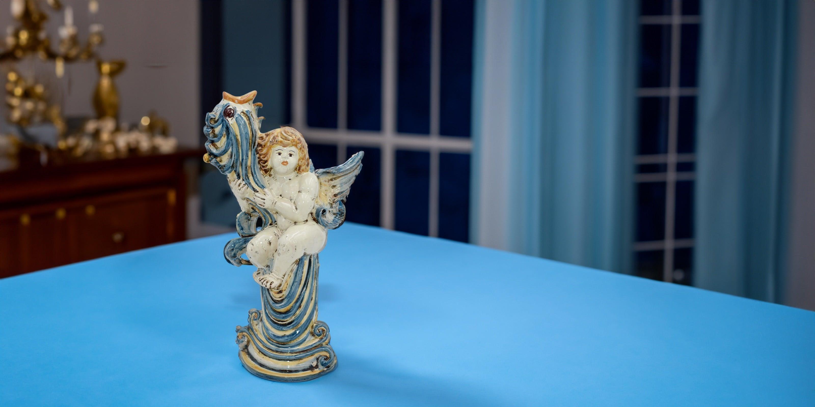 Angelo in ceramica di Caltagirone fatto a mano su base blu, sfondo interno con mobili e tende