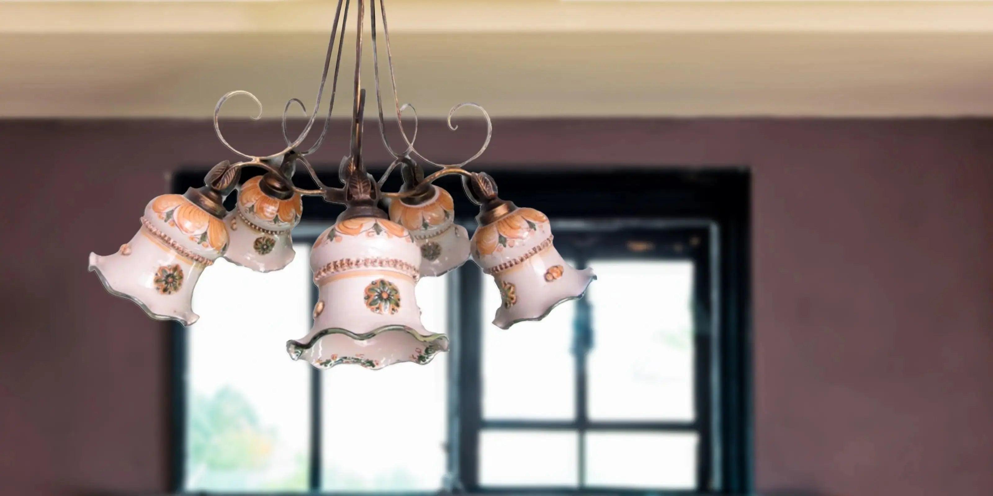 Lampadario in ceramica di Caltagirone Sofia, decorato a mano, stile tradizionale siciliano.