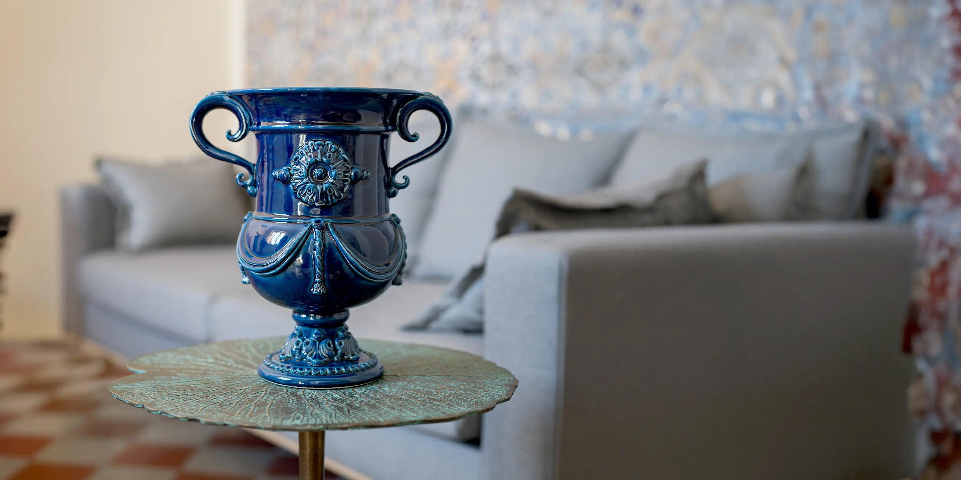 vaso blu intenso ceramiche Caltagirone fatti a mano su tavolino in salotto moderno