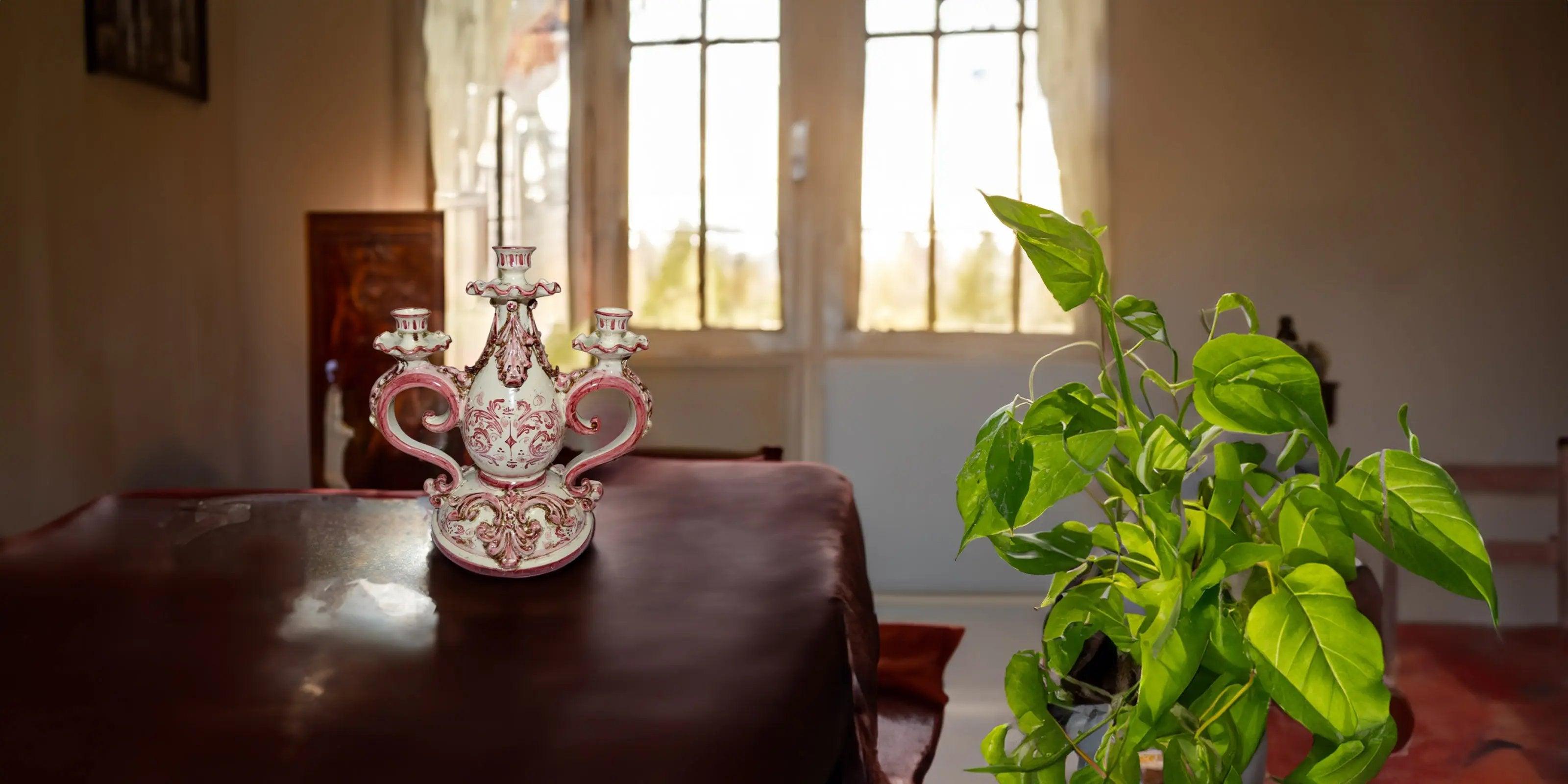 Candelabro ceramiche Caltagirone Sofia fatti a mano, decorazione artigianale su tavolo