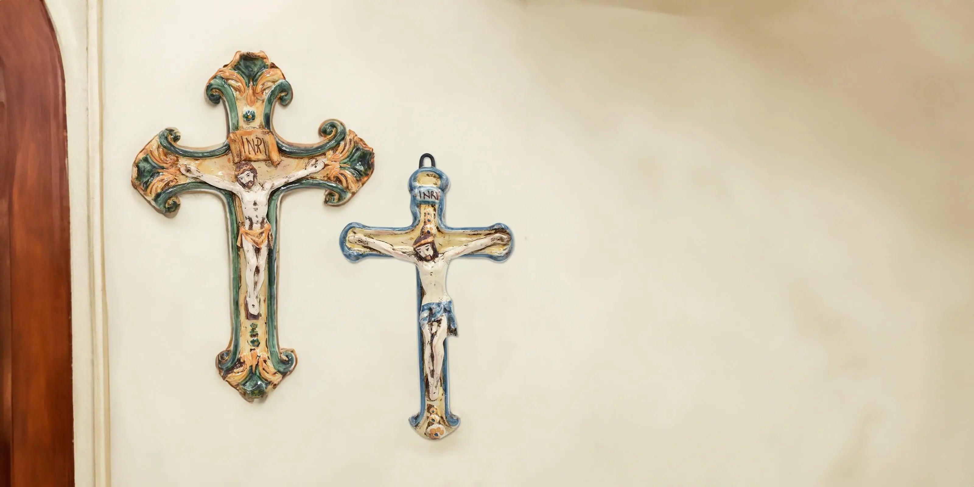 Crocifissi ceramiche Caltagirone fatti a mano su parete, design artigianale Sofia