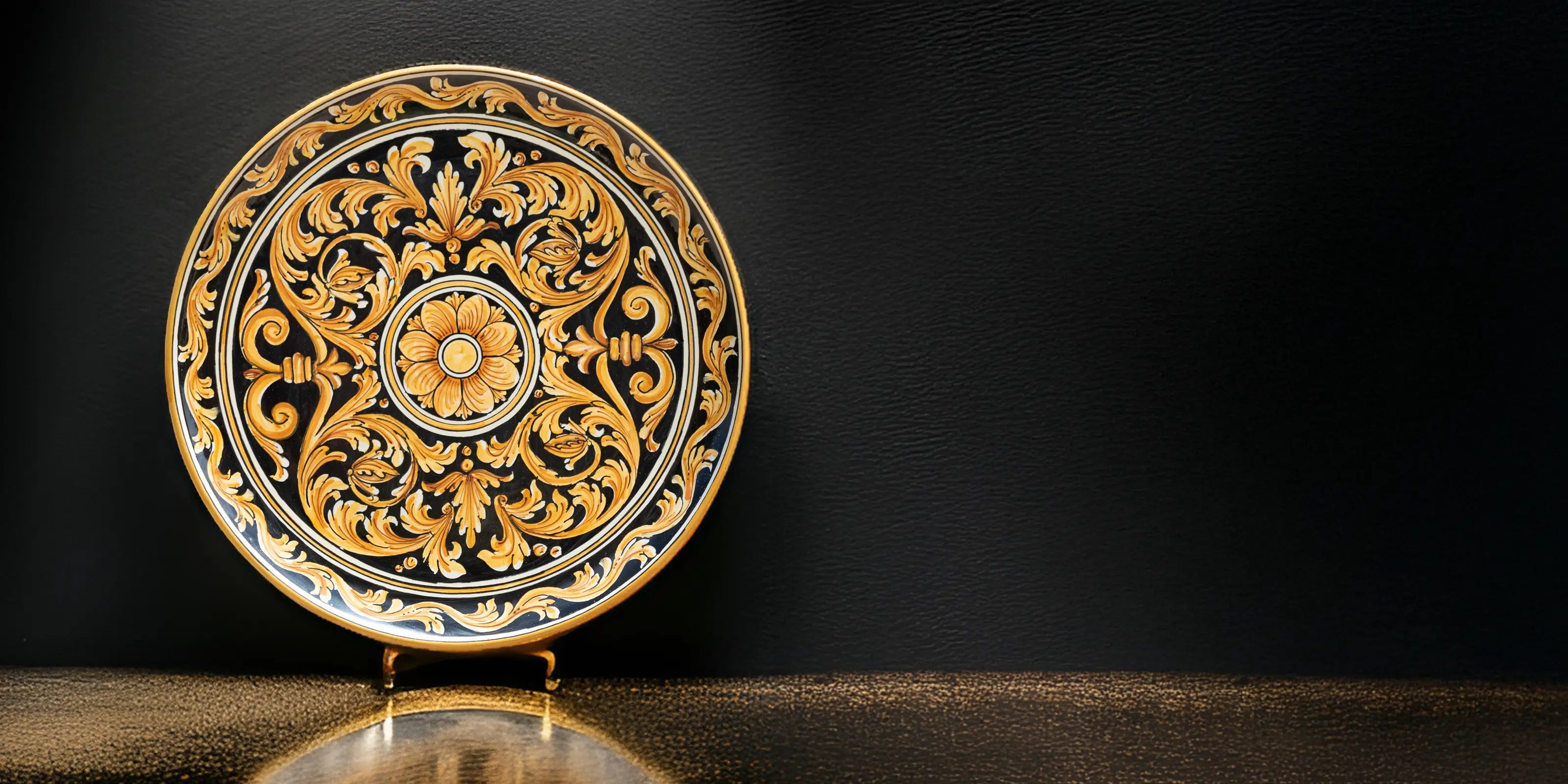 Piatto in ceramica di Caltagirone fatta a mano con motivi floreali oro su sfondo nero