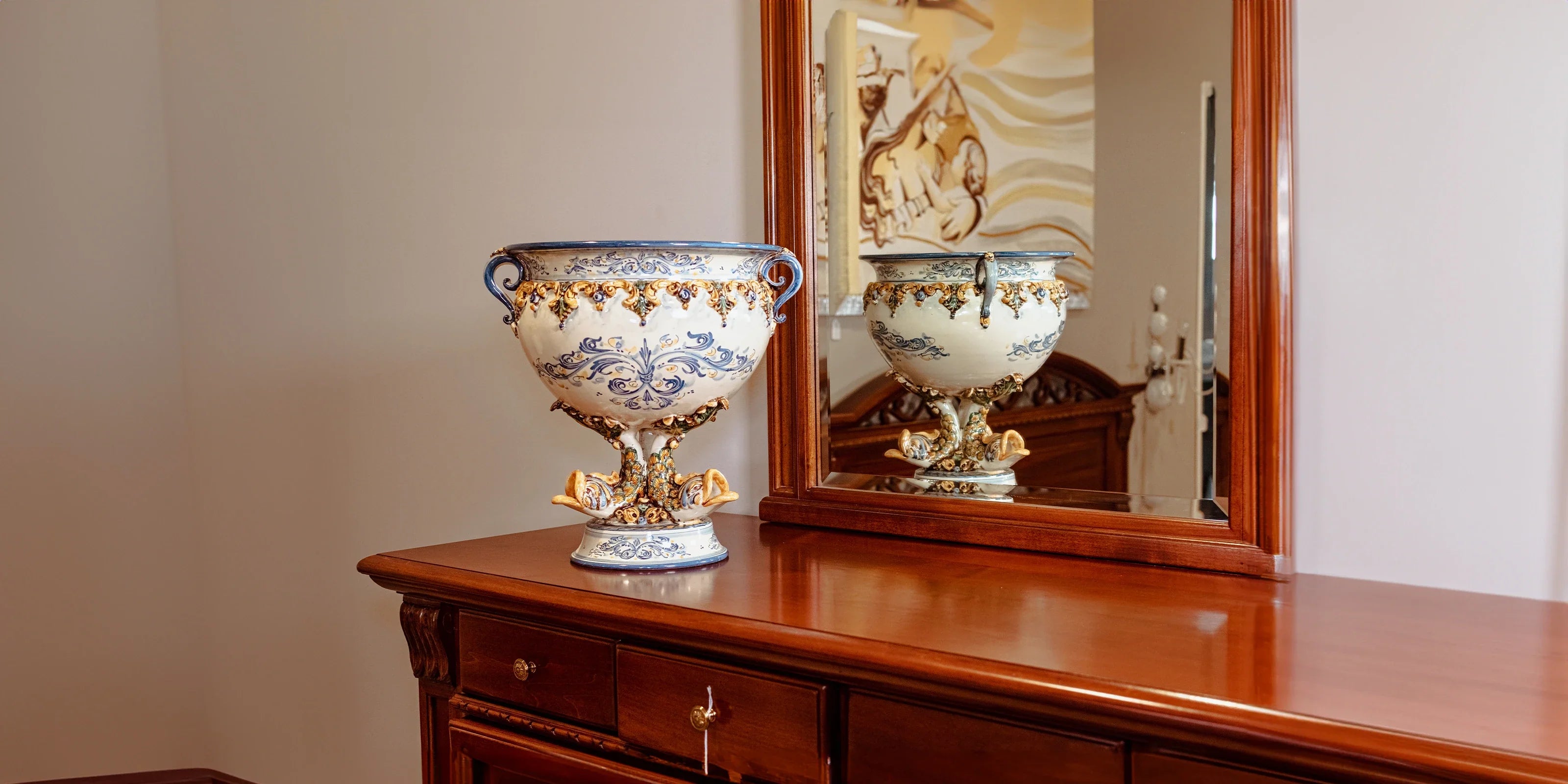 Anfora decorativa ceramiche Caltagirone fatti a mano blu e arancio su mobile di legno