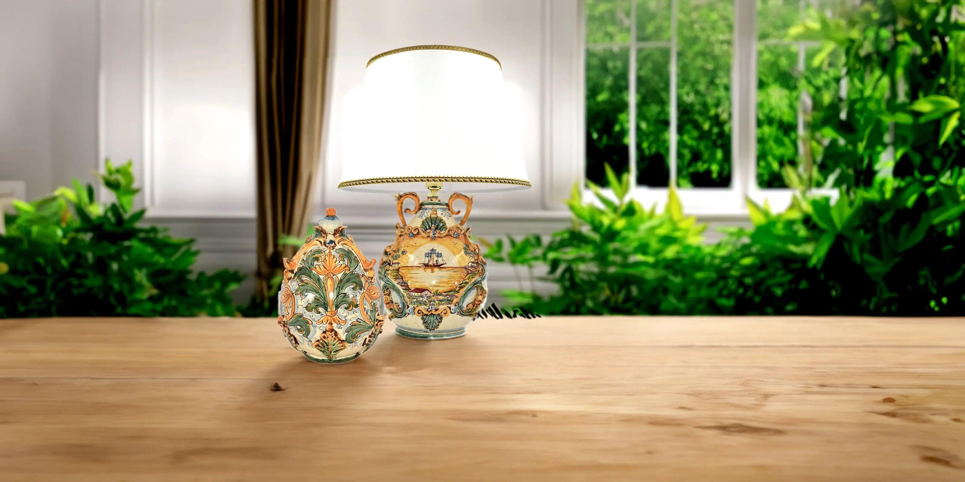 Abat-jour con paralume bianco e ceramiche di Caltagirone fatti a mano decorate con motivi floreali e paesaggio marino