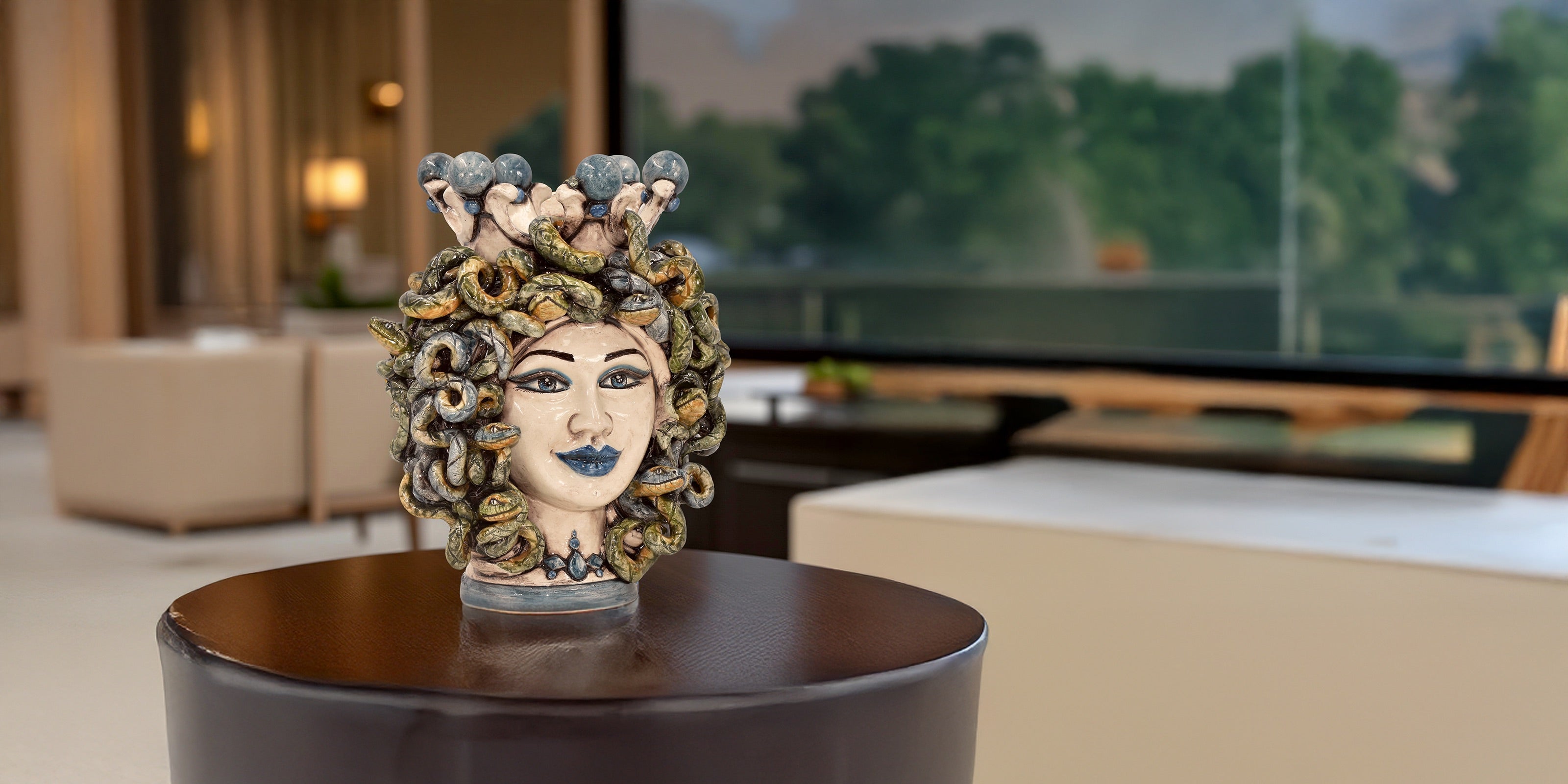 Testa di donna in ceramica di Caltagirone fatti a mano su tavolo, decorazione artigianale