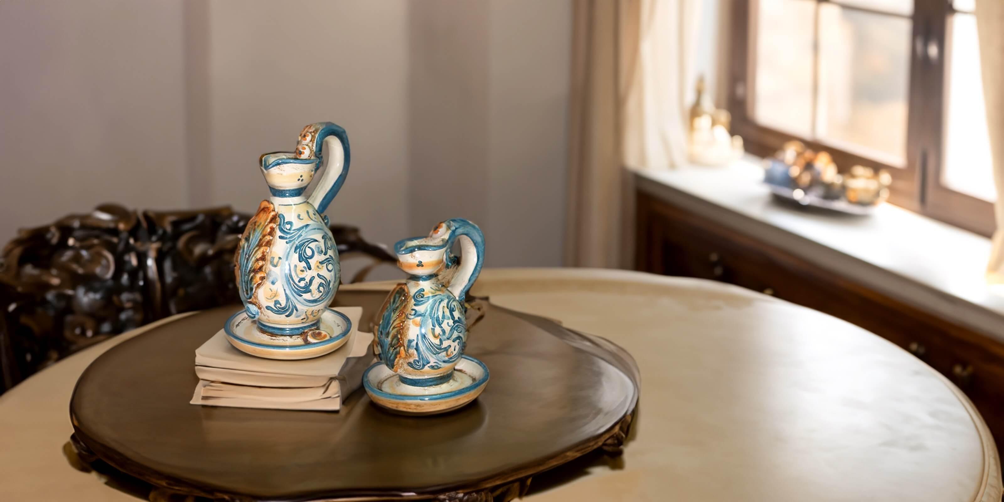 Boccale e brocca ceramiche Caltagirone fatti a mano su tavolo elegante, stile Sofia