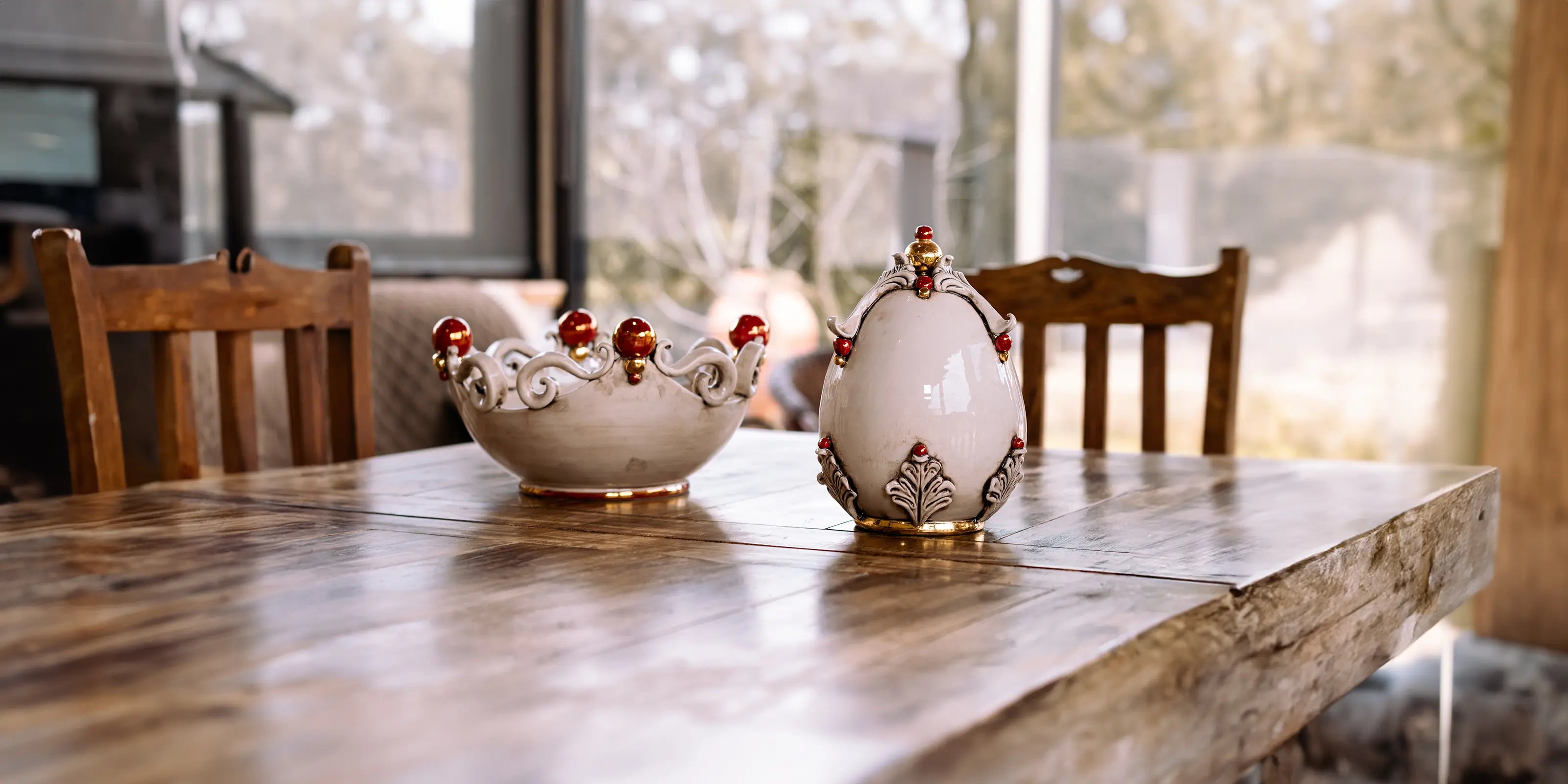 Ceramiche Caltagirone fatti a mano, ciotola e uovo decorati con madreperla e oro su tavolo