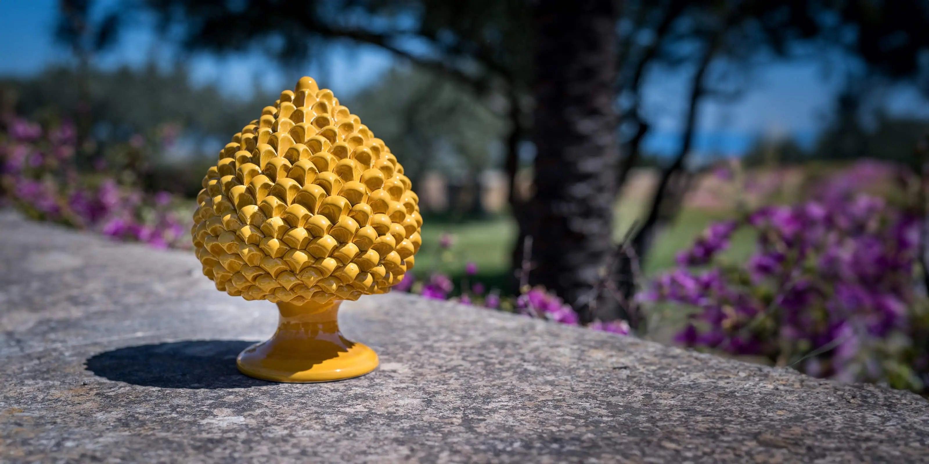 Pigna in ceramica gialla Caltagirone Sofia, ceramiche caltagirone fatti a mano su sfondo naturale