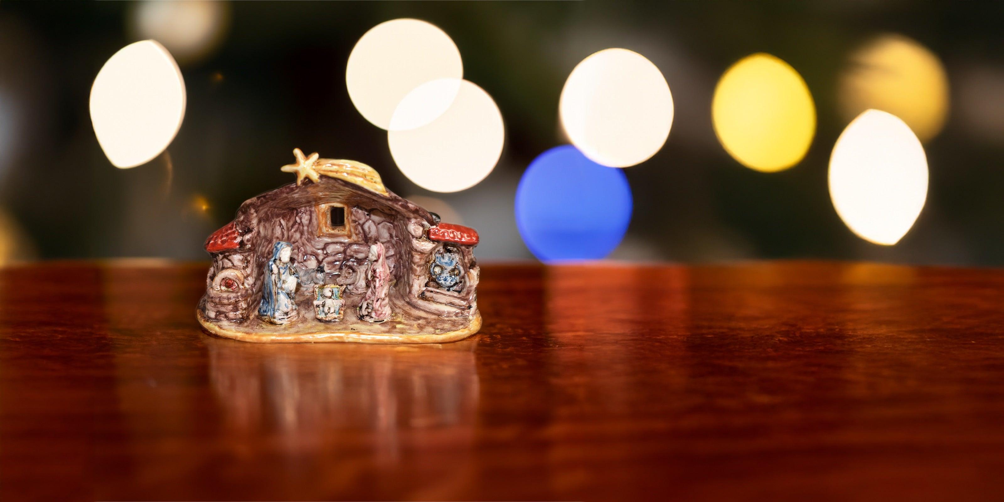 Presepe in ceramica di Caltagirone Sofia su tavolo, ceramiche Caltagirone fatti a mano.