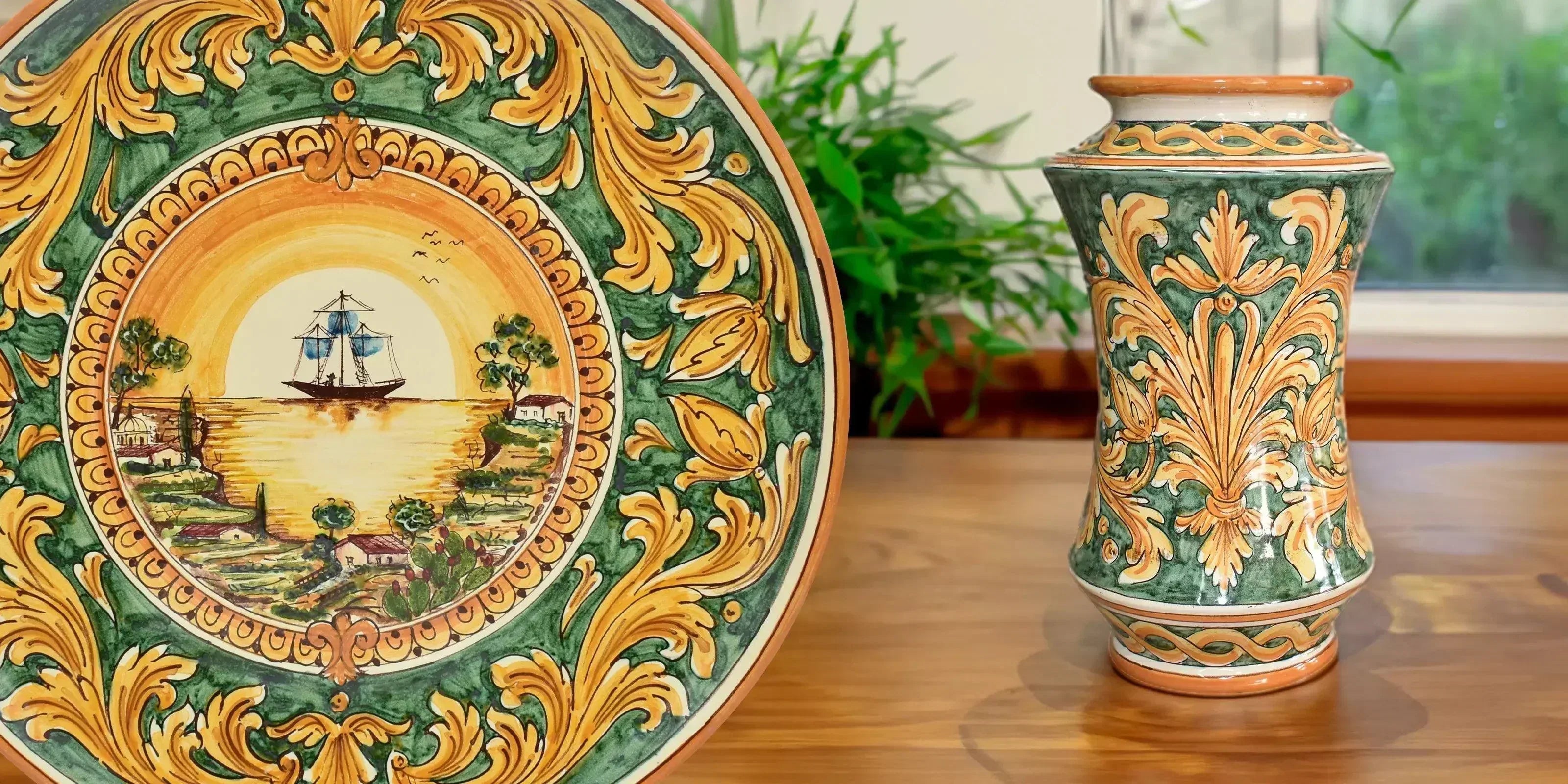 Ceramiche Caltagirone fatti a mano, piatto e vaso con motivi floreali e scena marina su fondo verde