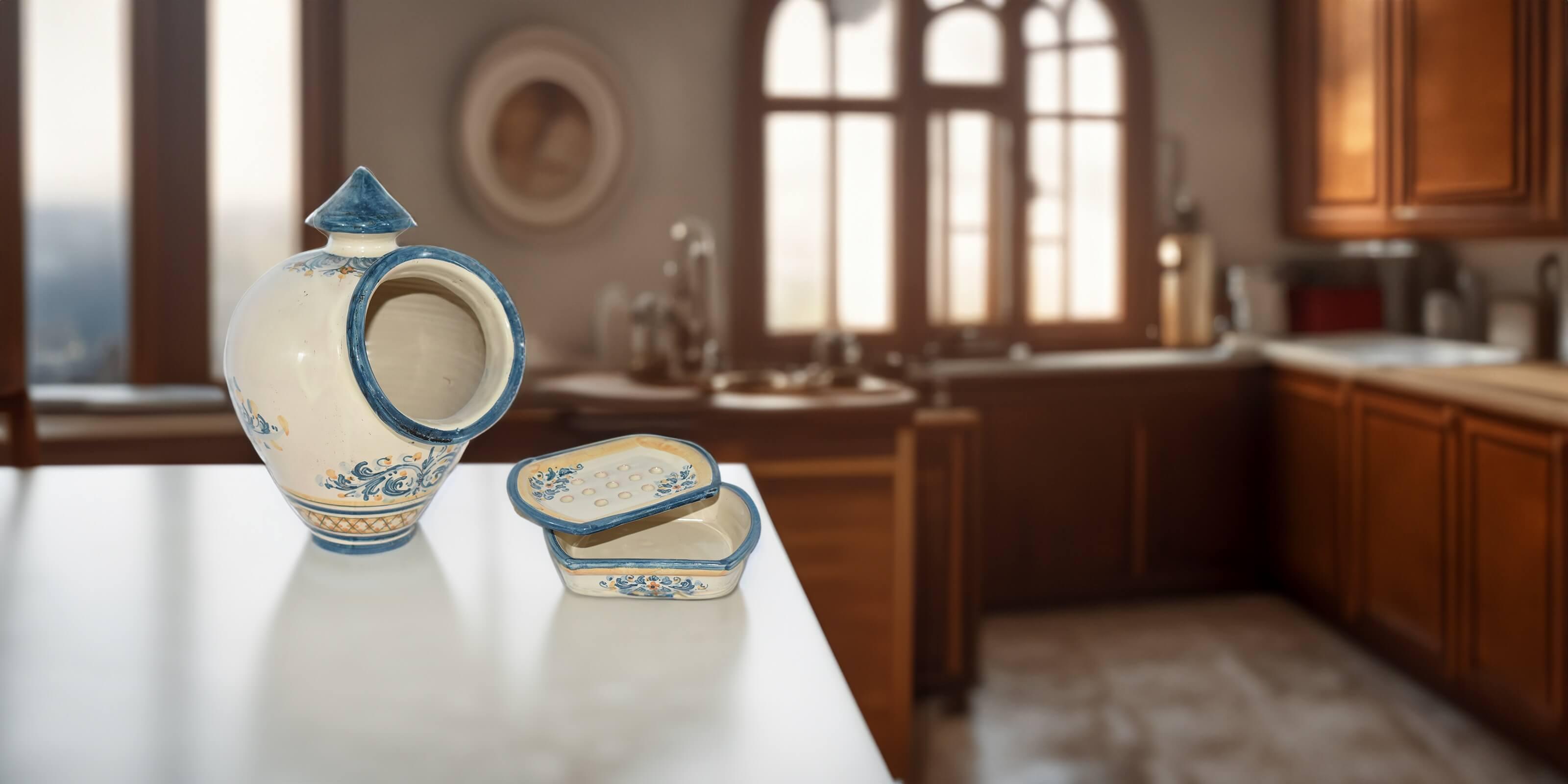 Set da cucina in ceramiche di Caltagirone fatti a mano Sofia, decorazione blu e gialla