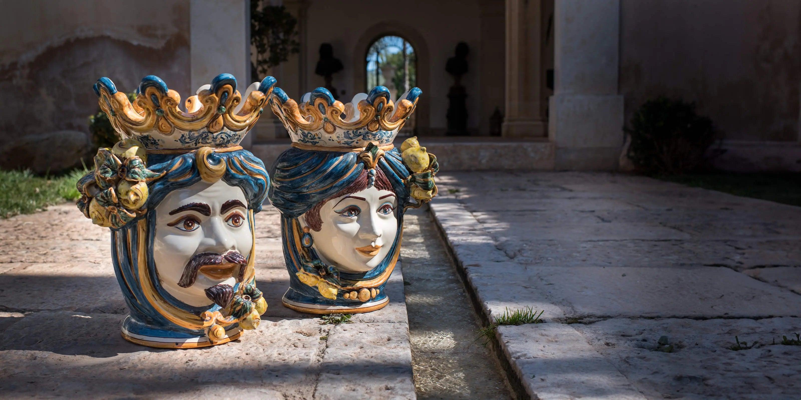 Teste di moro ceramiche di Caltagirone fatti a mano all’aperto, stile tradizionale e colori vivaci