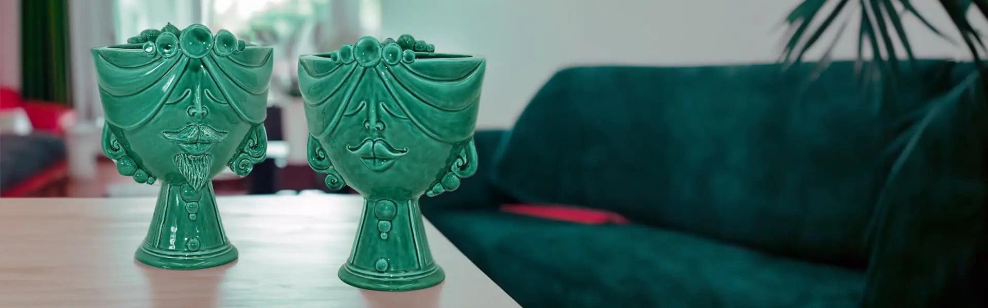 Teste di moro moderne verdi in ceramica fatta a mano di Caltagirone su tavolo in soggiorno