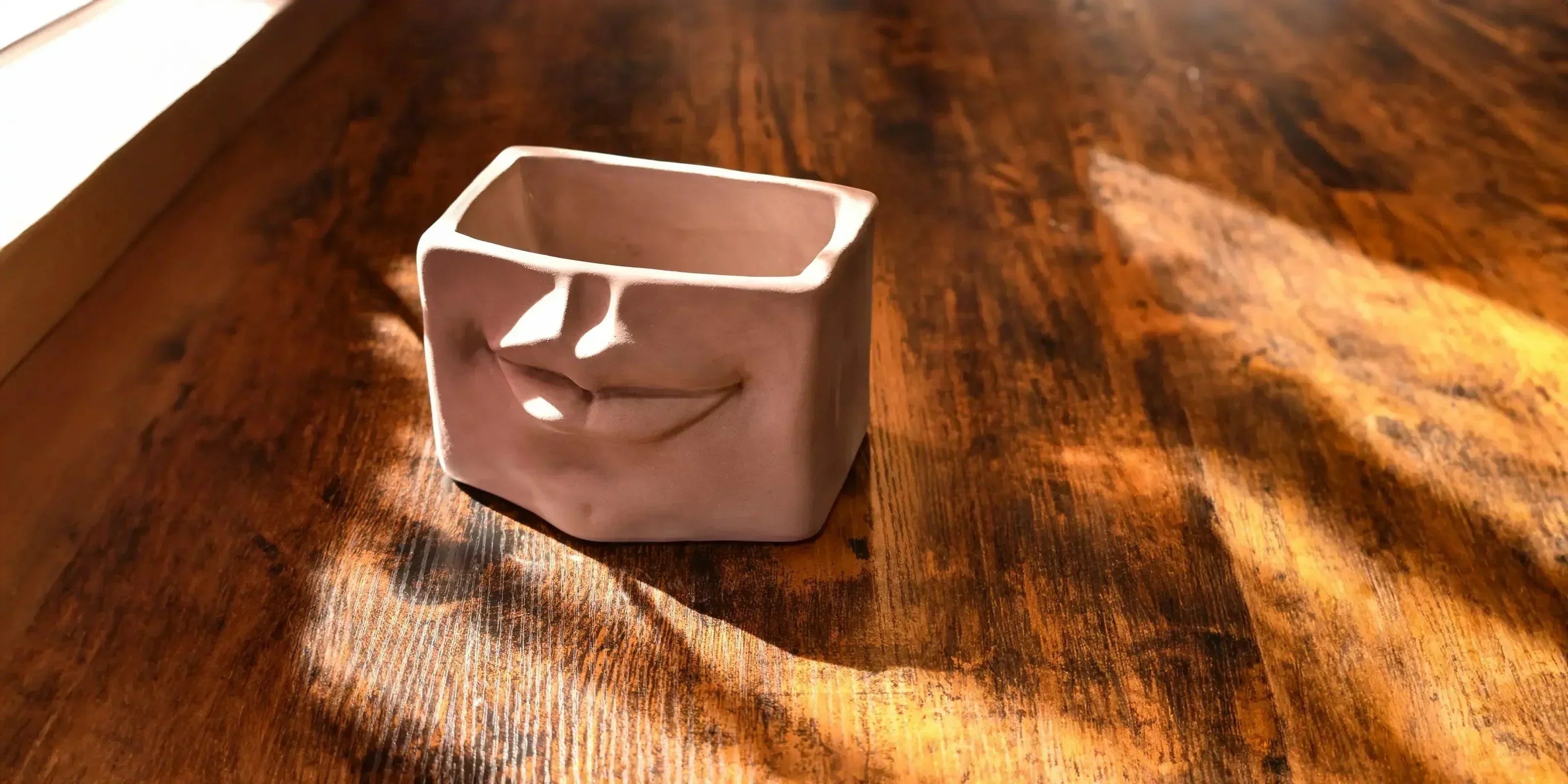 Vaso quadrato tortora opaco con volto sorridente, ceramiche Caltagirone fatti a mano