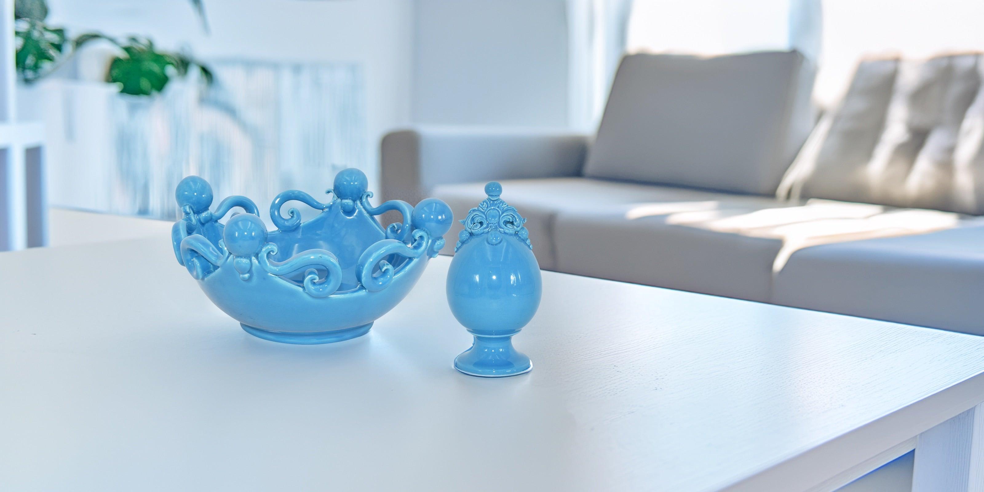 Ceramiche di Caltagirone Sofia: oggetti turchesi fatti a mano su tavolino moderno