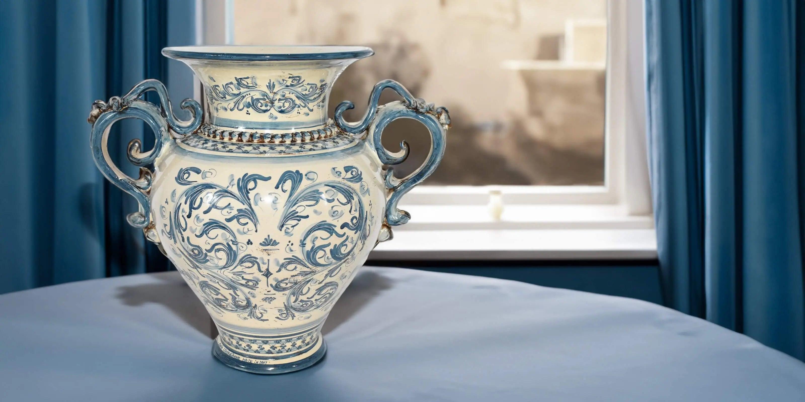 Vaso in ceramica di Caltagirone Sofia fatti a mano, decorato blu su tavolo con tende azzurre