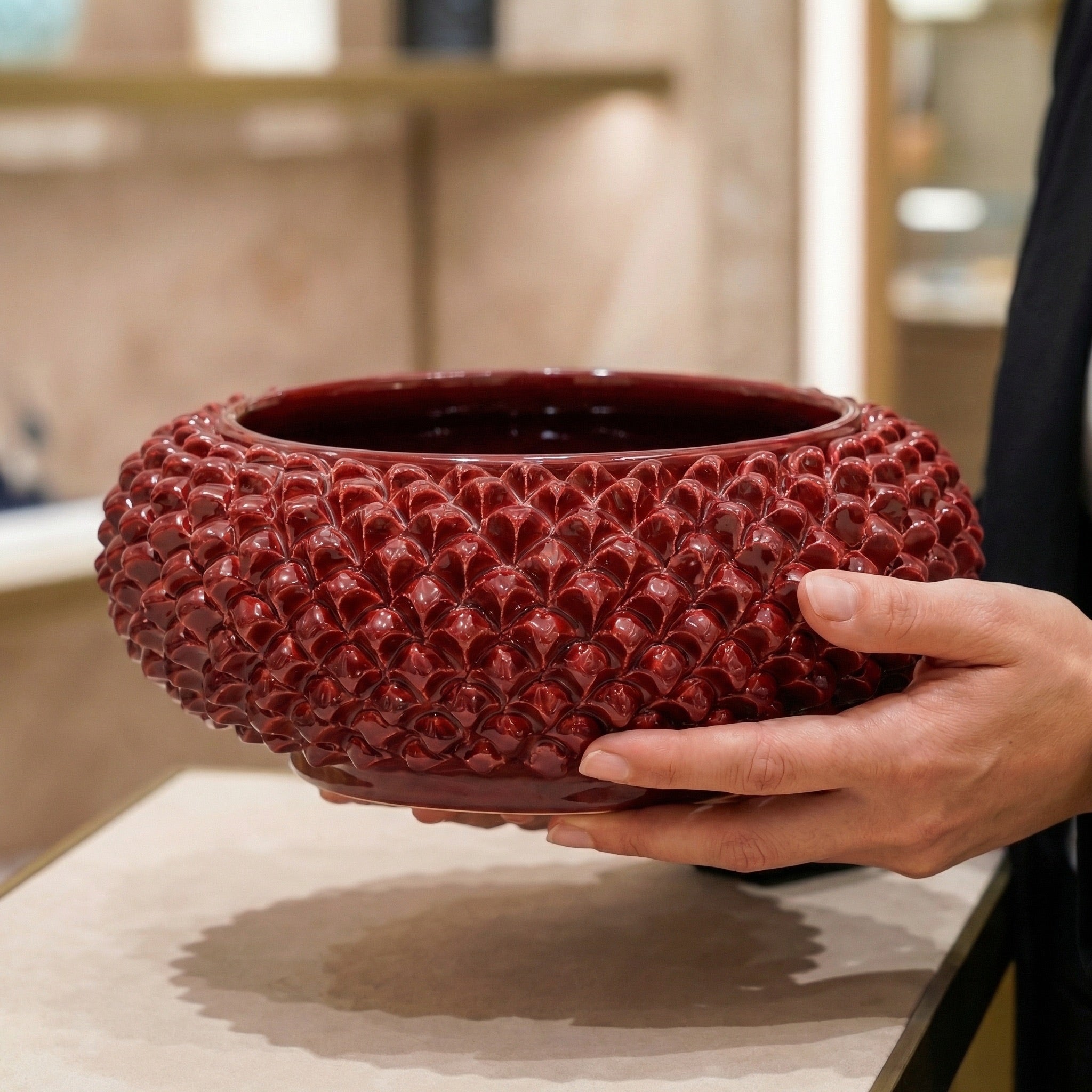 Centrotavola a Pigna di Caltagirone modellata a mano linea bordeaux