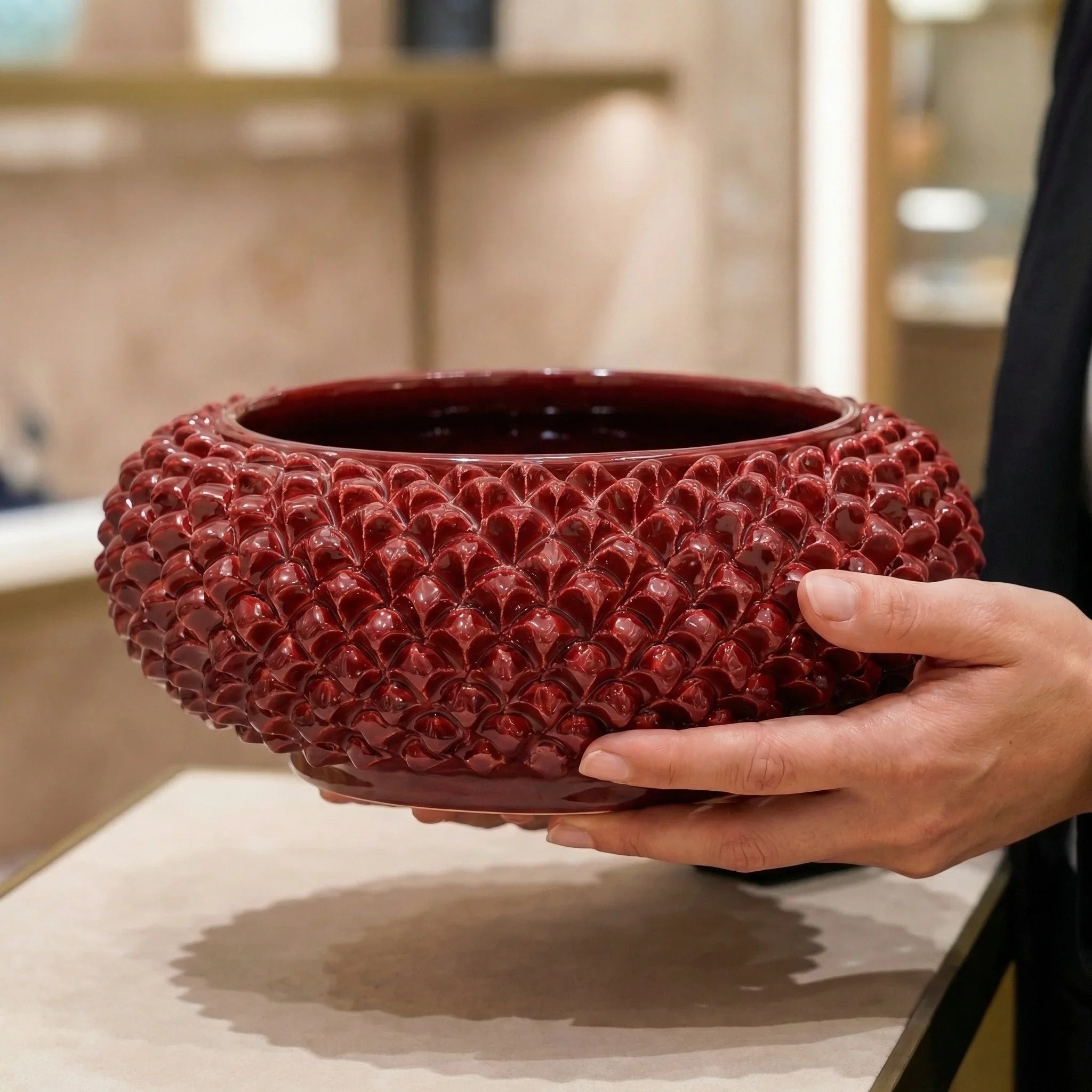 Centrotavola a Pigna di Caltagirone modellata a mano linea bordeaux