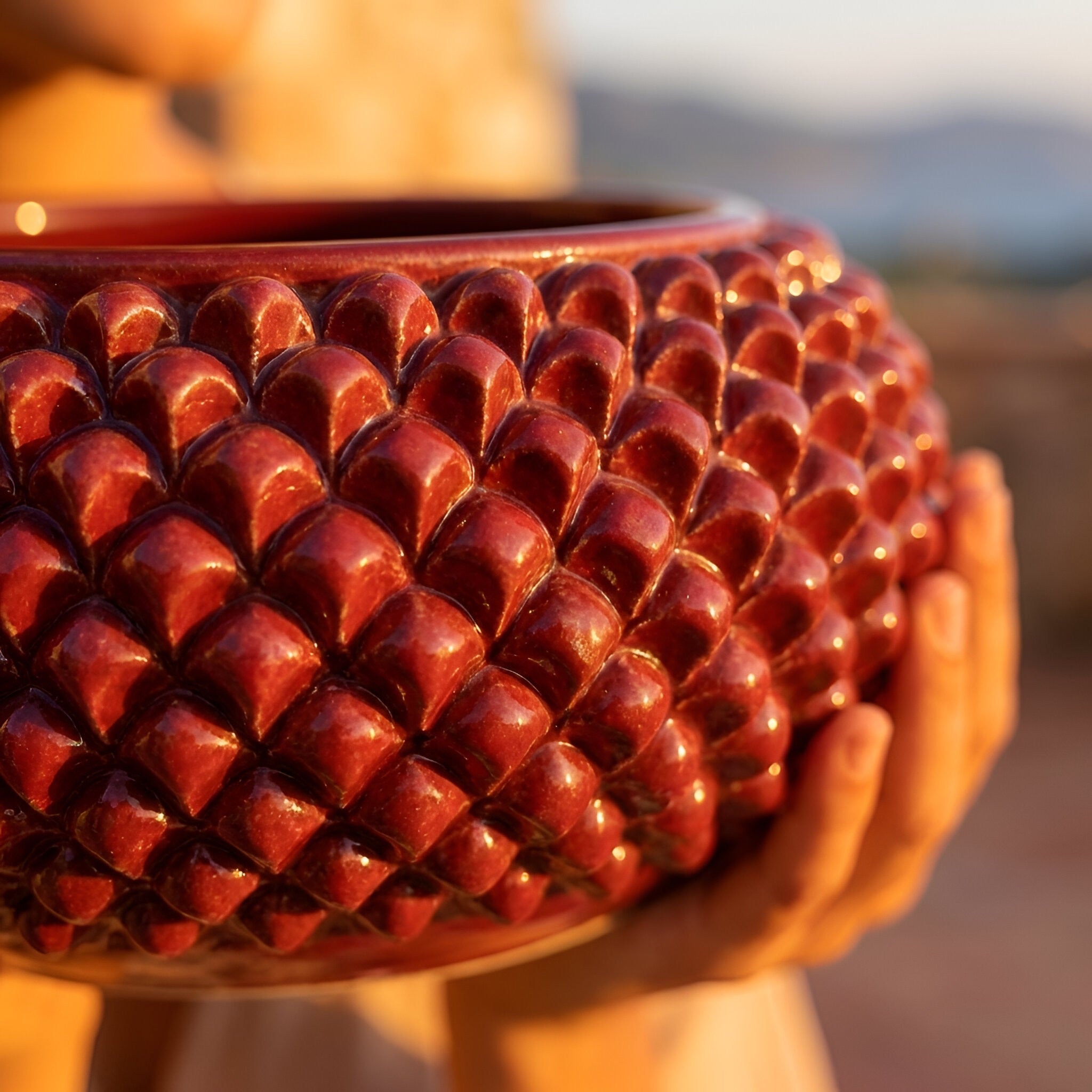 Centrotavola a Pigna di Caltagirone modellata a mano linea bordeaux