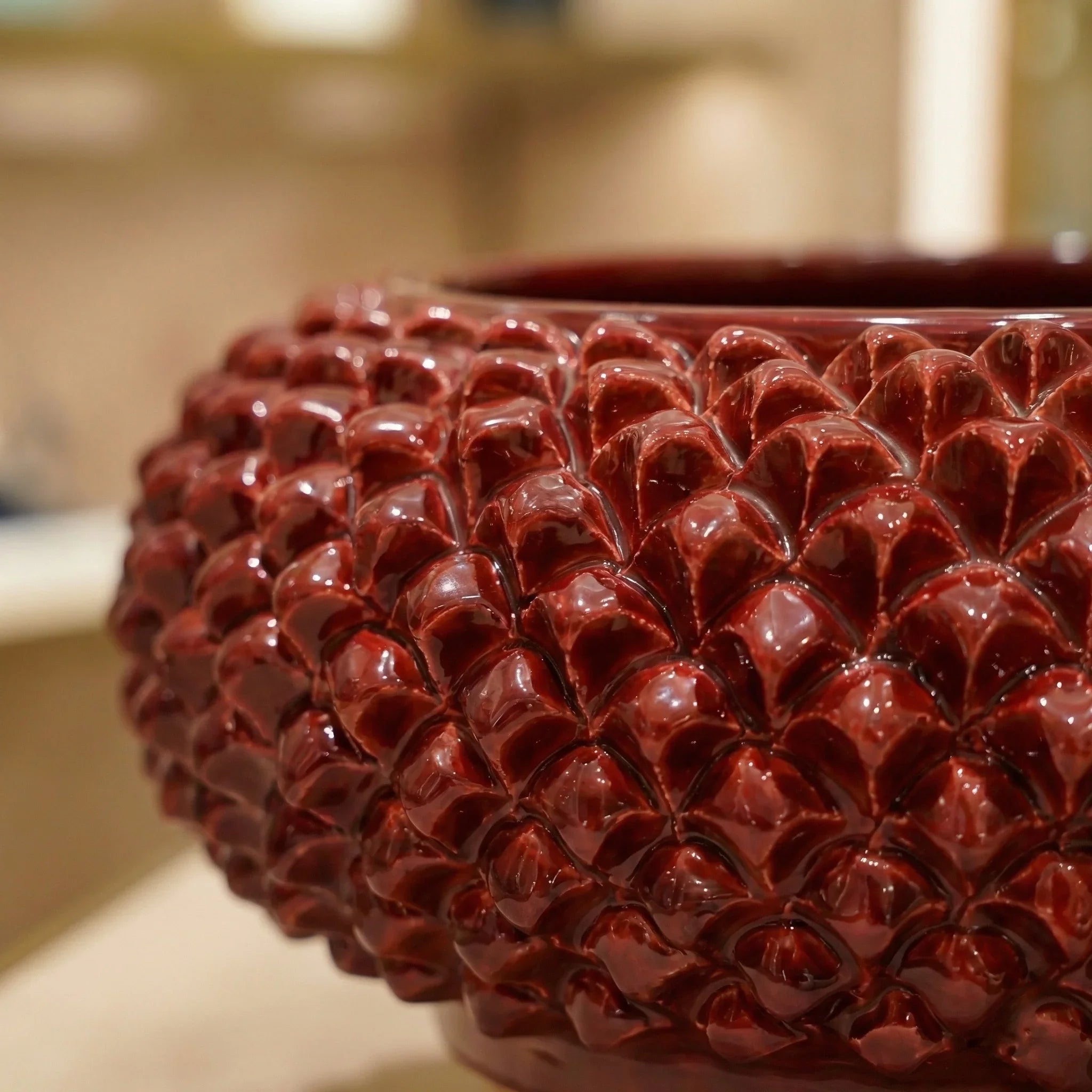 Centrotavola a Pigna di Caltagirone modellata a mano linea bordeaux