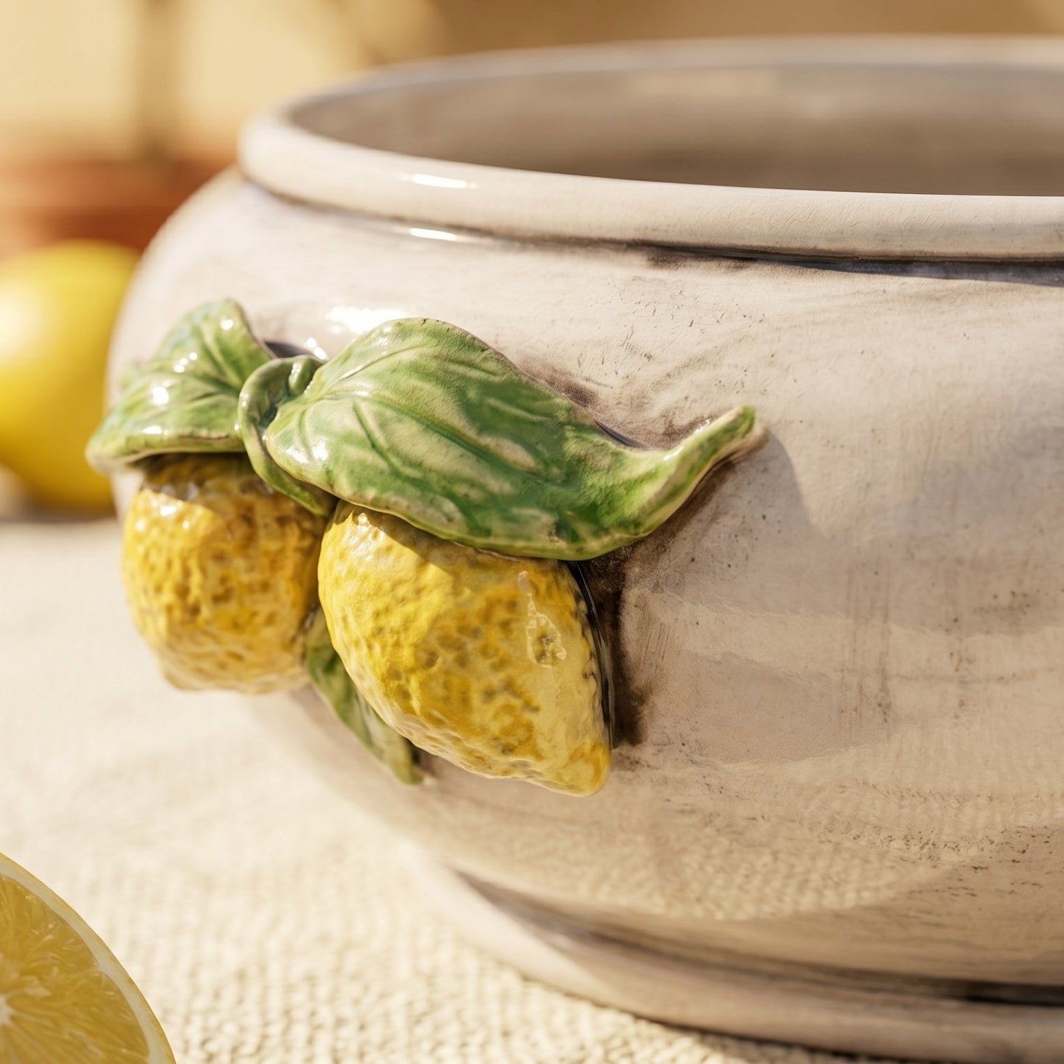 Centrotavola con Limoni Siciliani in Ceramica di Caltagirone Ø 25 cm — Madreperla