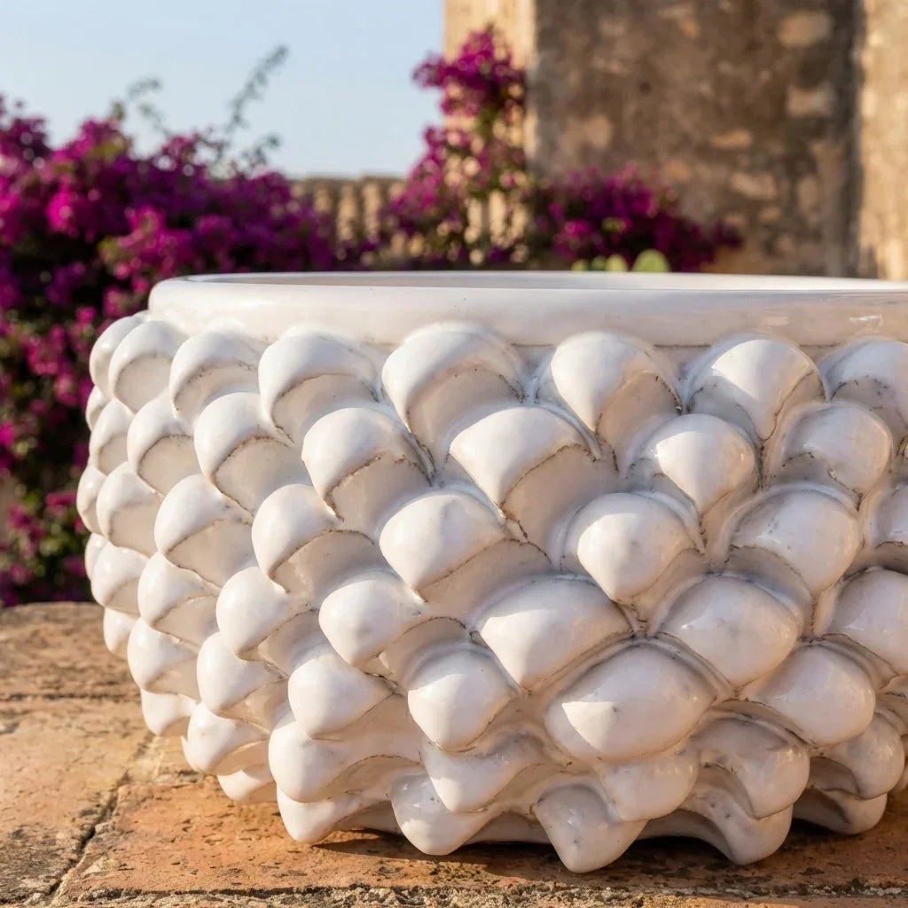 Vaso mezza pigna s/piede white line in ceramica di Caltagirone