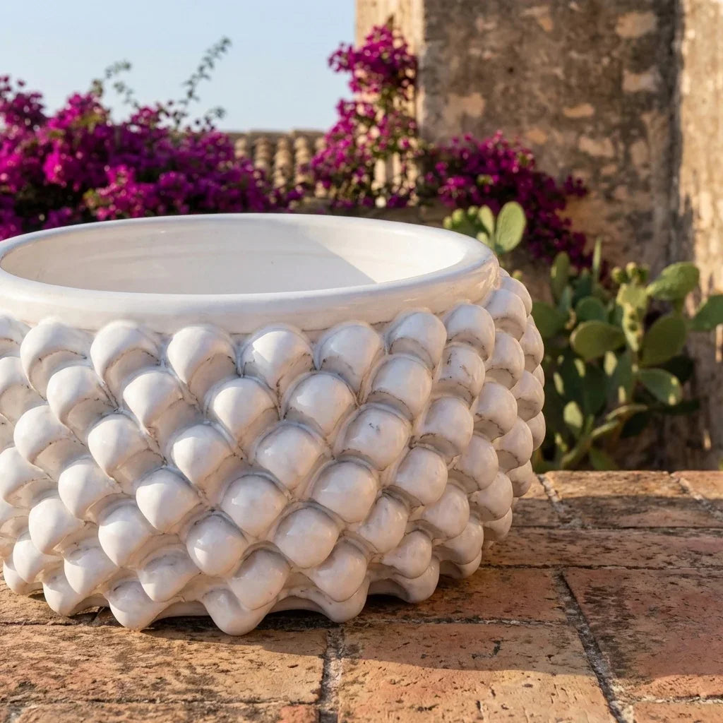 Vaso mezza pigna s/piede white line in ceramica di Caltagirone