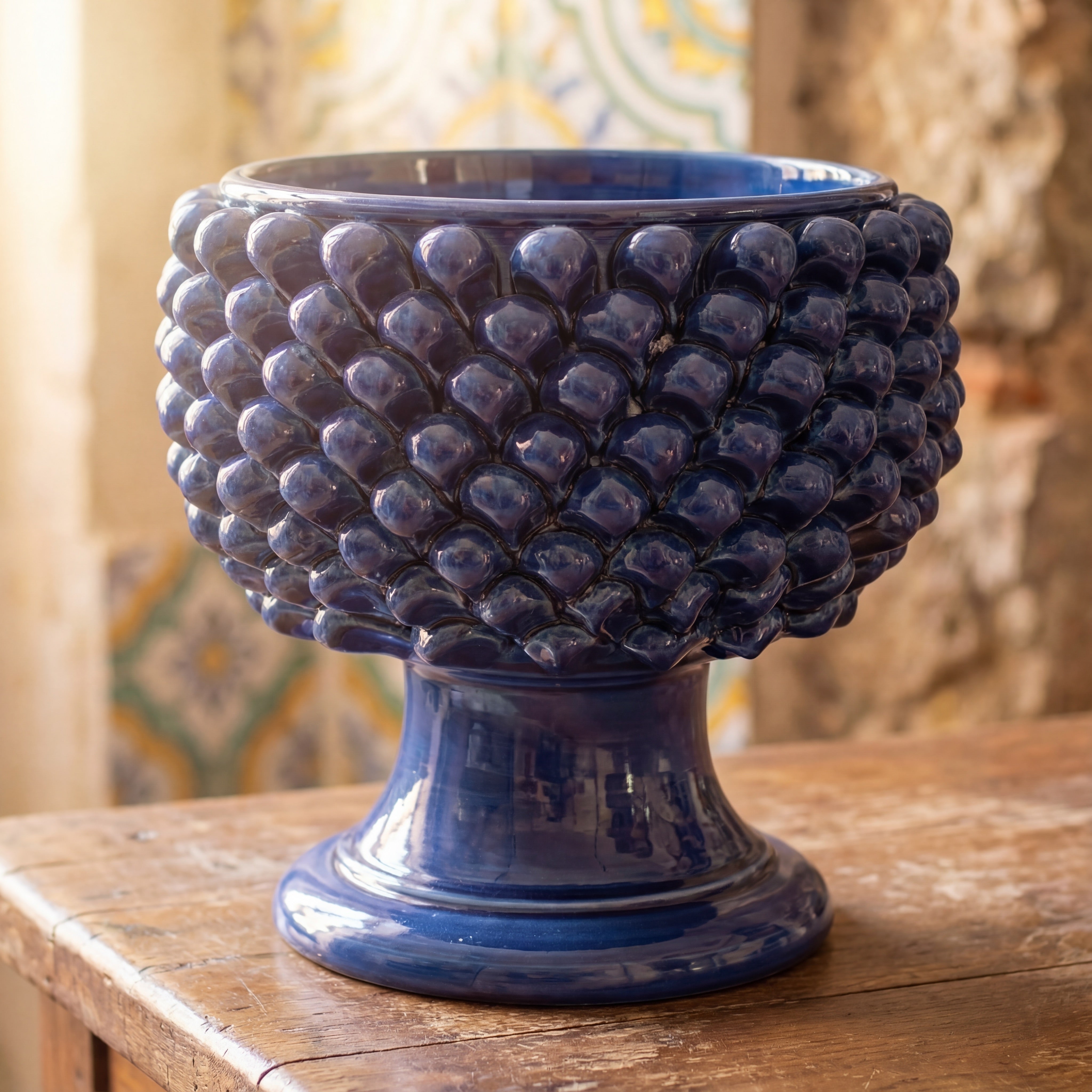 Vaso mezza pigna blu intenso in ceramica di Caltagirone