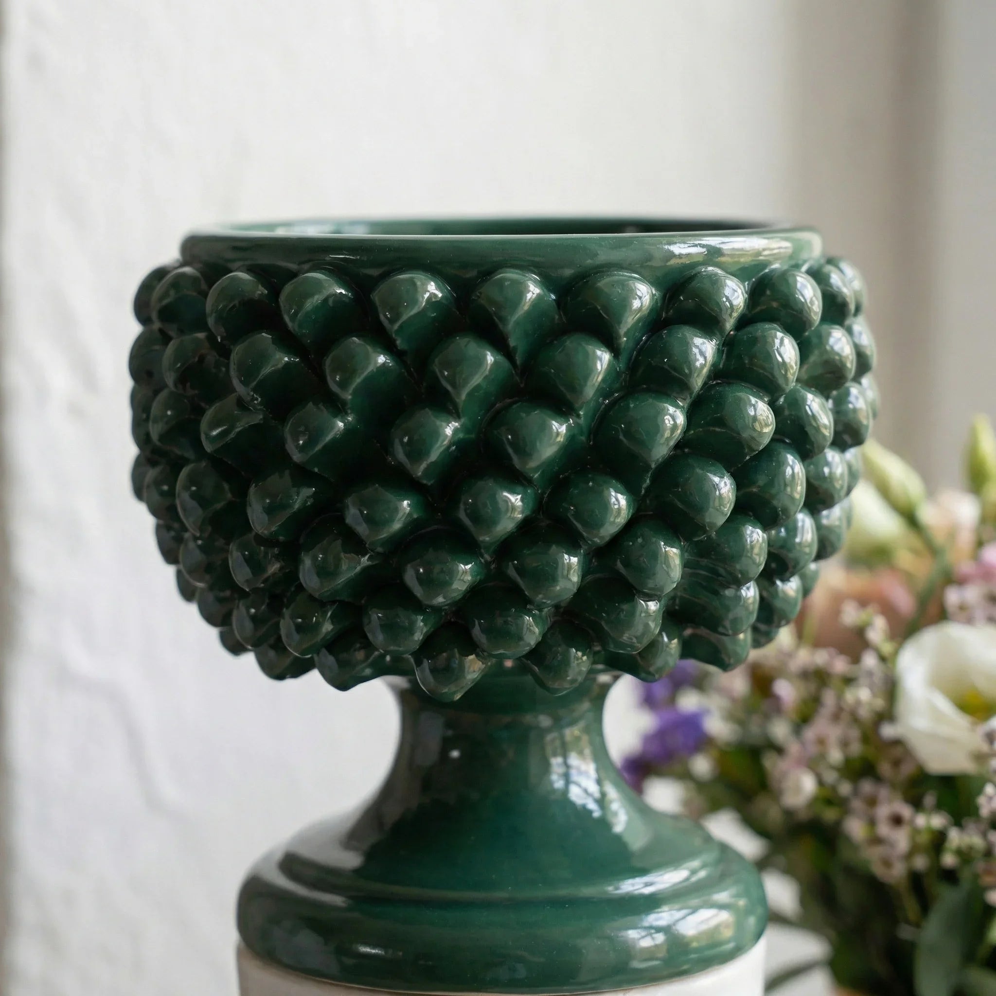 Vaso mezza pigna verde antico in ceramica di Caltagirone