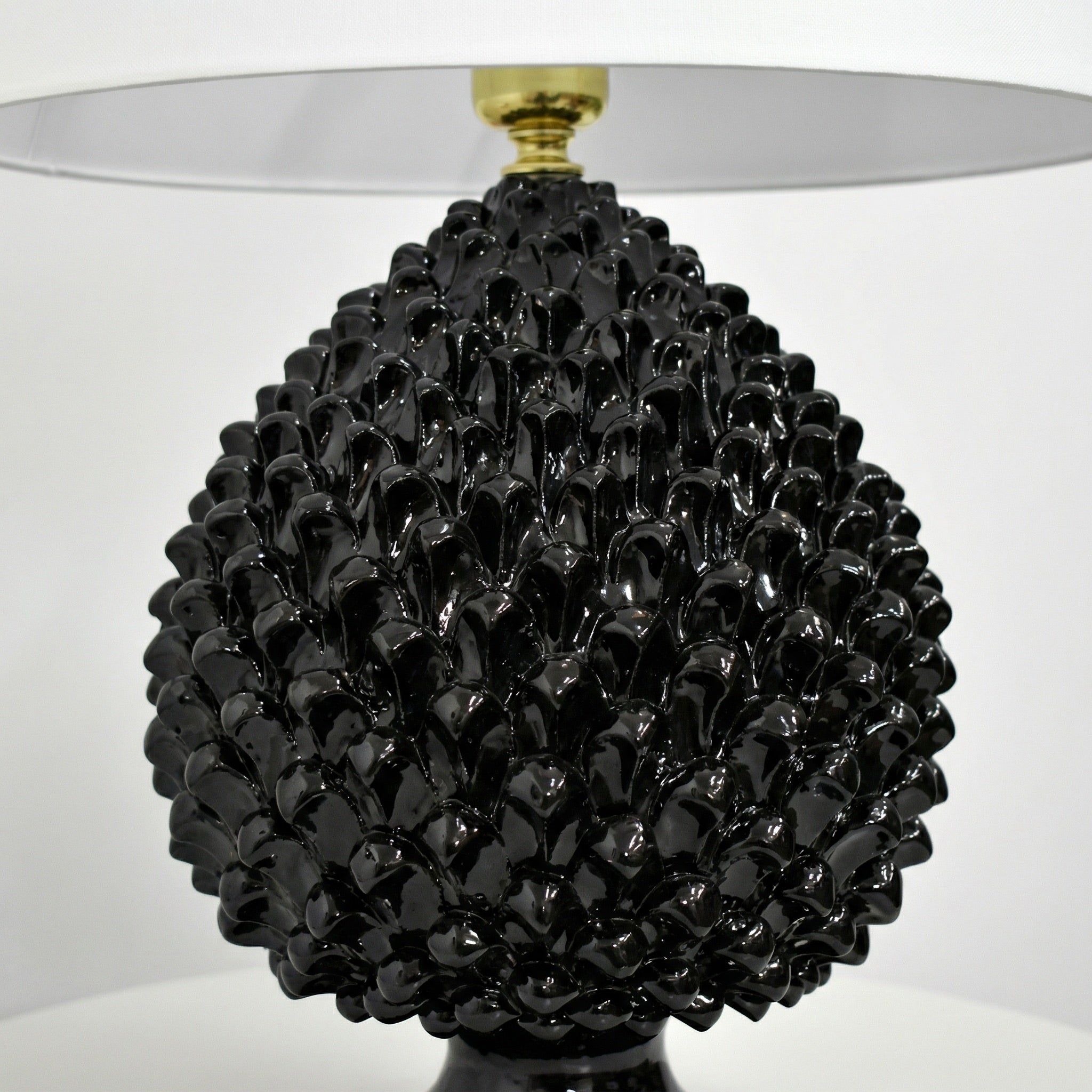 Pinienzapfen-Tischlampe, Black Line – Caltagirone Keramik – Italienische Tischlampen-Tradition