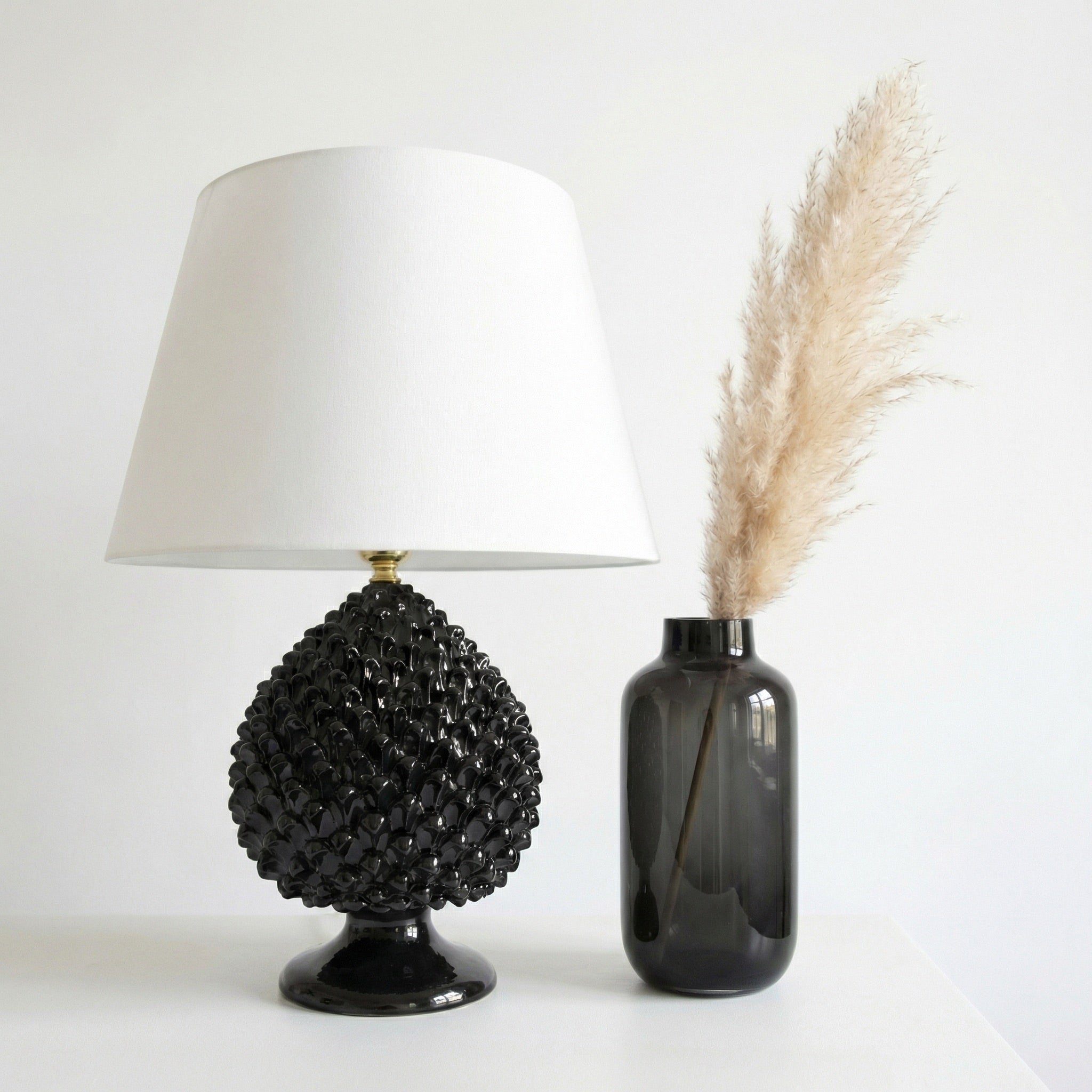 Pinienzapfen-Tischlampe, Black Line – Caltagirone Keramik – Italienische Tischlampen-Tradition