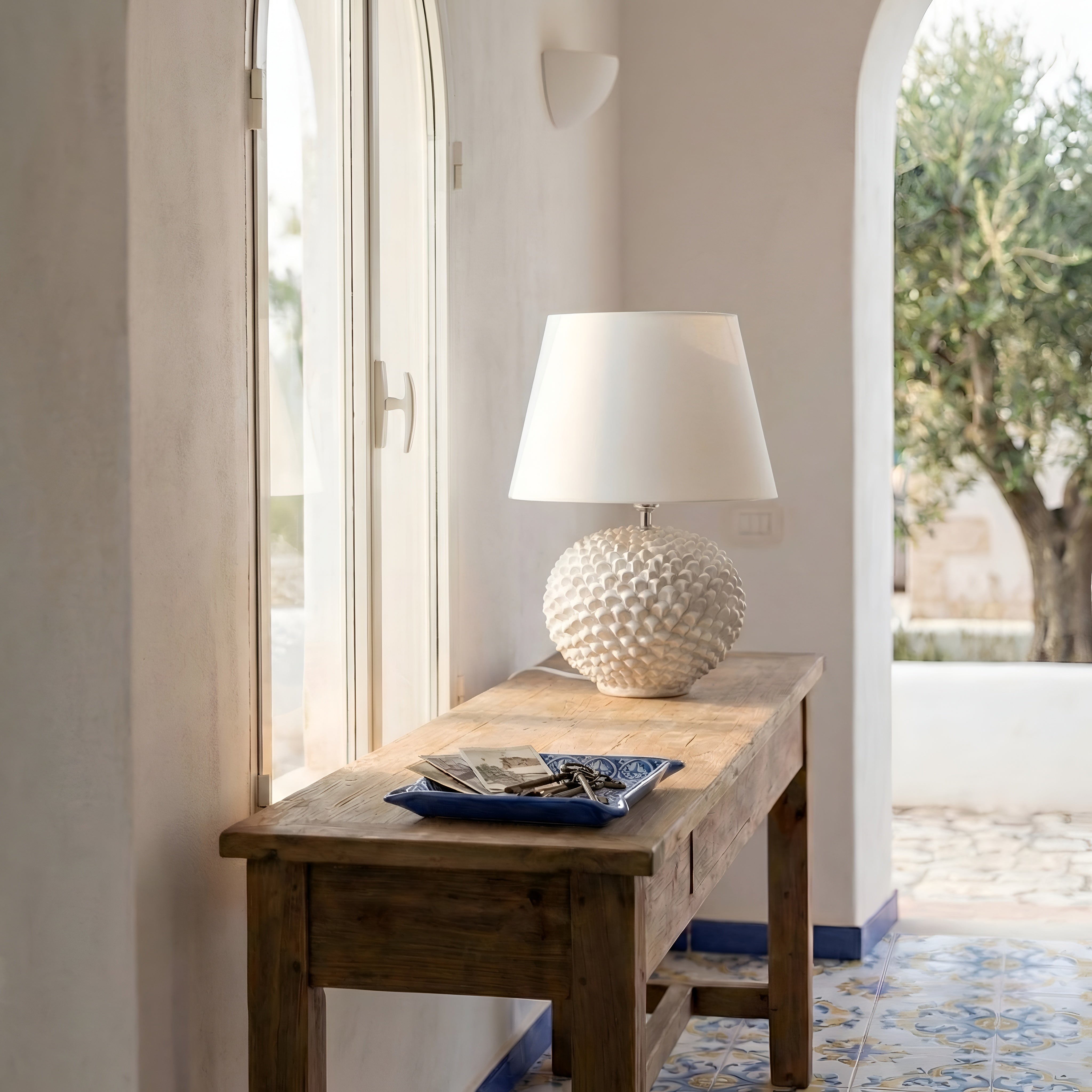 Italienische Keramiklampe, White Line – Sizilianische Keramiklampe aus Caltagirone