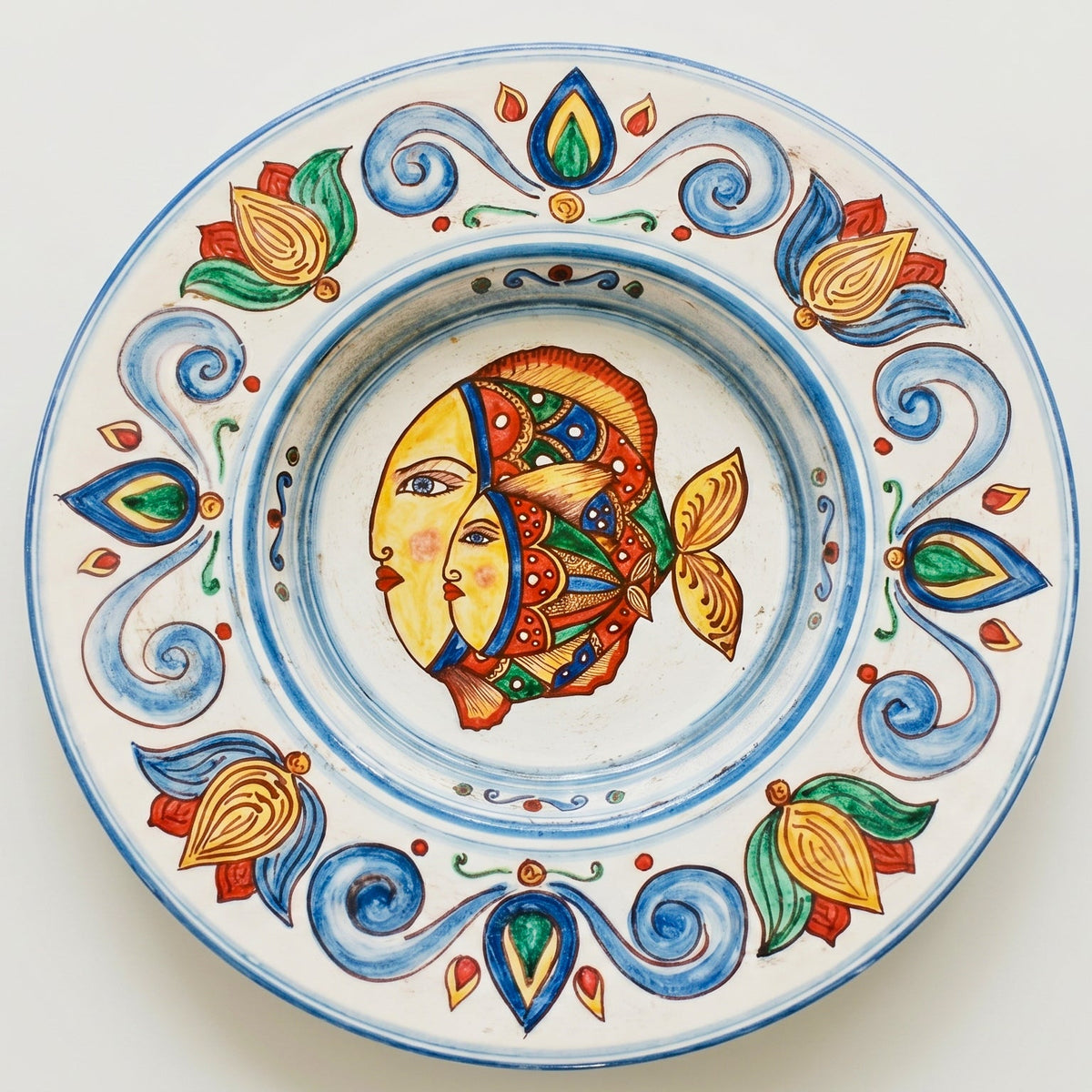 Piatto Cappello Prete in Ceramica di Caltagirone - Decoro Pesci