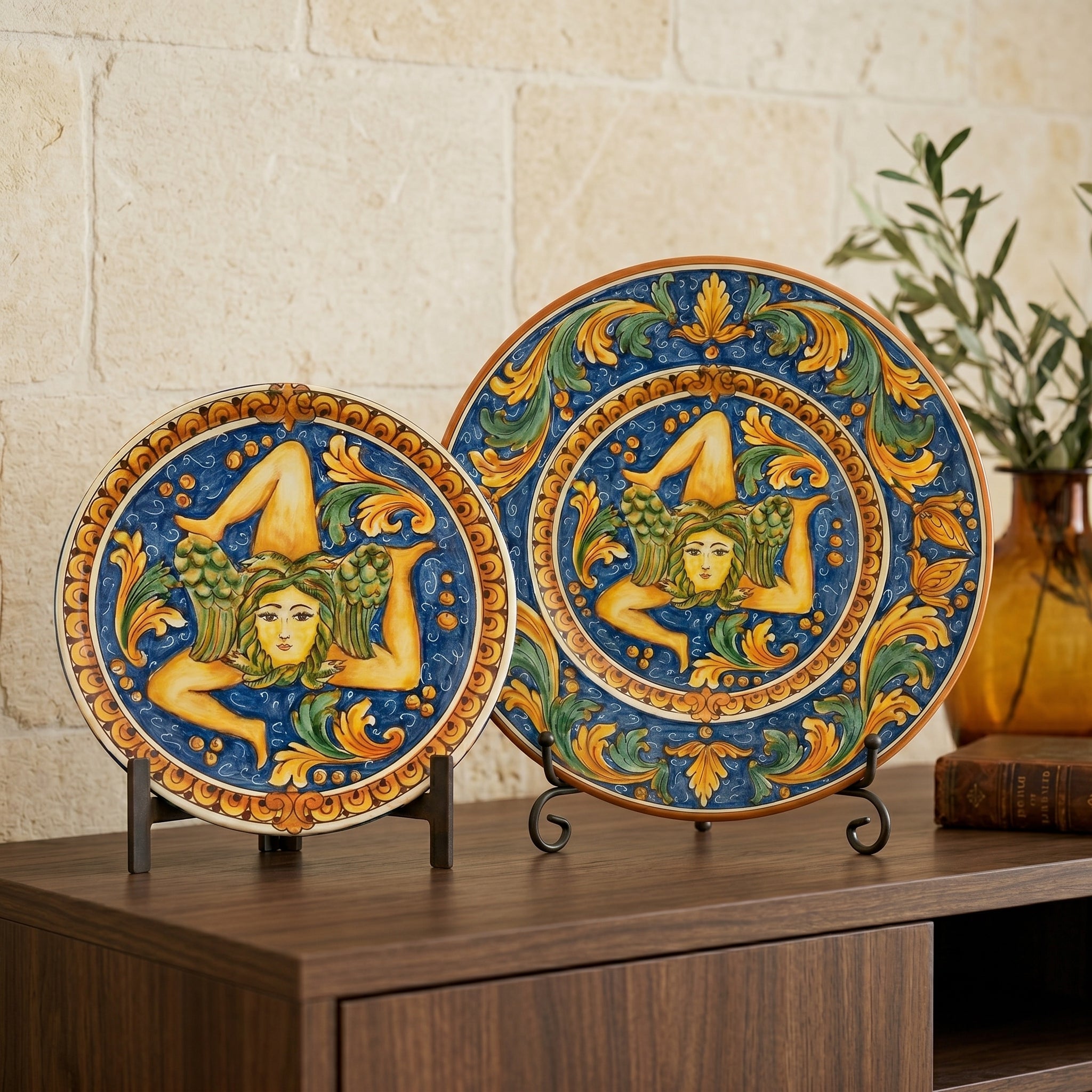 Piatto Trinacria in Ceramica di Caltagirone — Ornato Calatino
