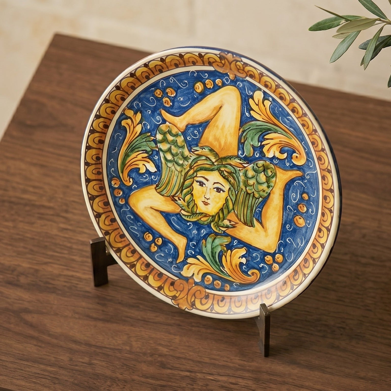Piatto Trinacria in Ceramica di Caltagirone — Ornato Calatino