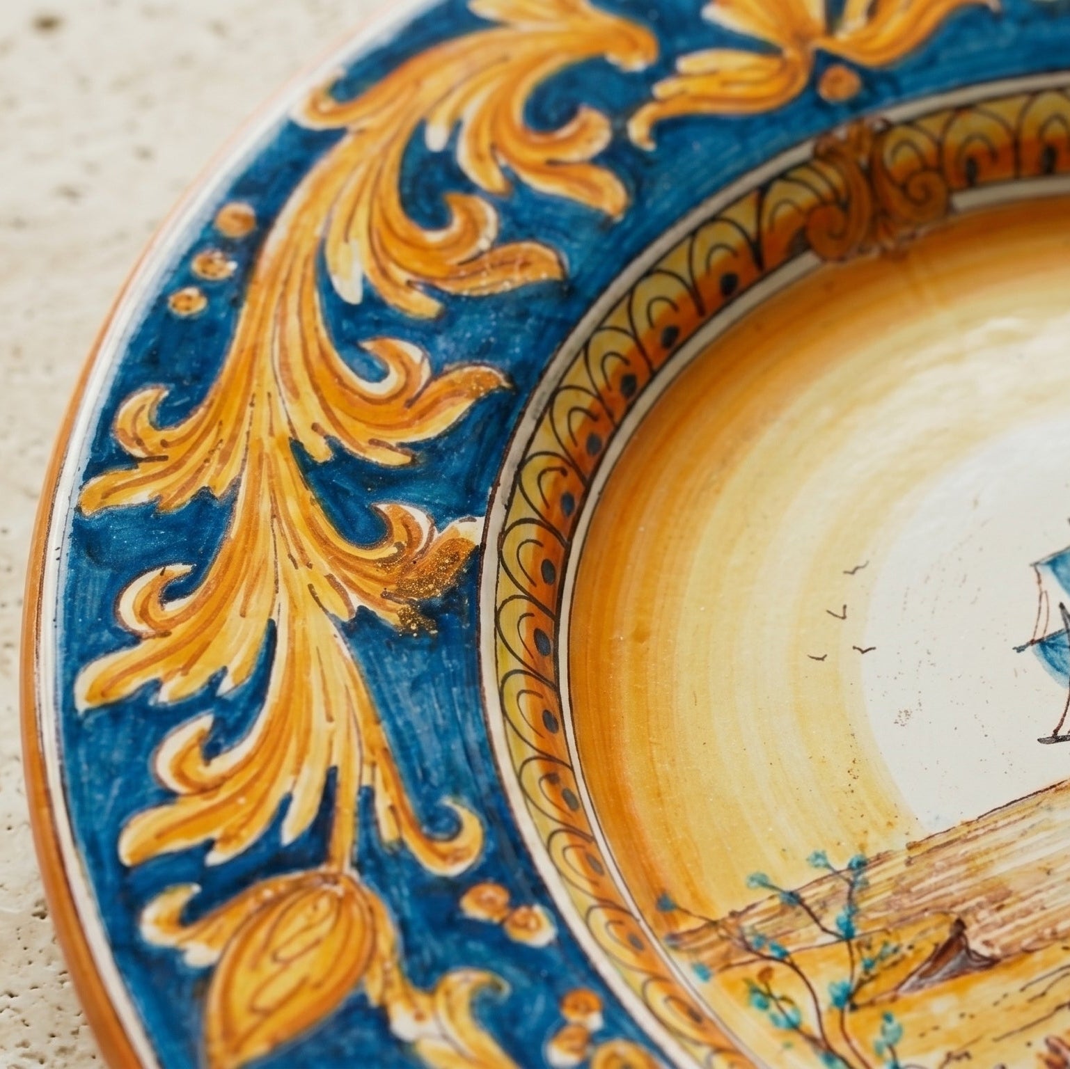 Piatto Cappello Prete in Ceramica di Caltagirone — Veliero, Ornato Fondo Blu