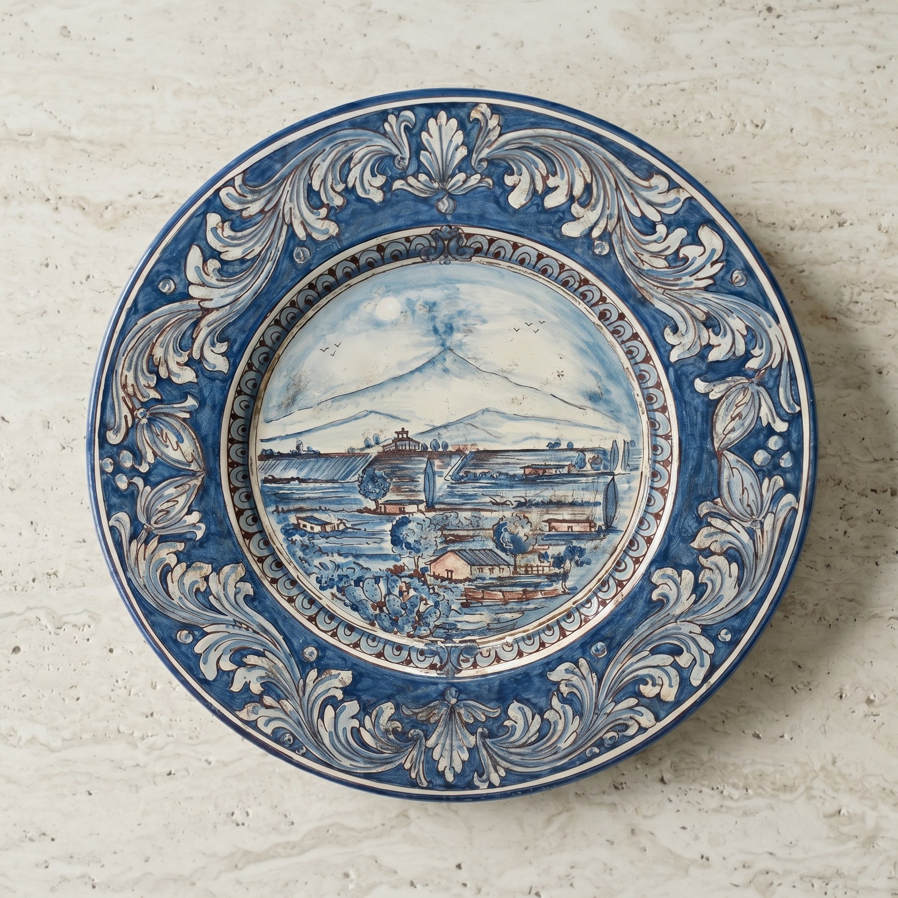 Piatto Cappello Prete in Ceramica di Caltagirone — Paesaggio Etna, Mono Blu