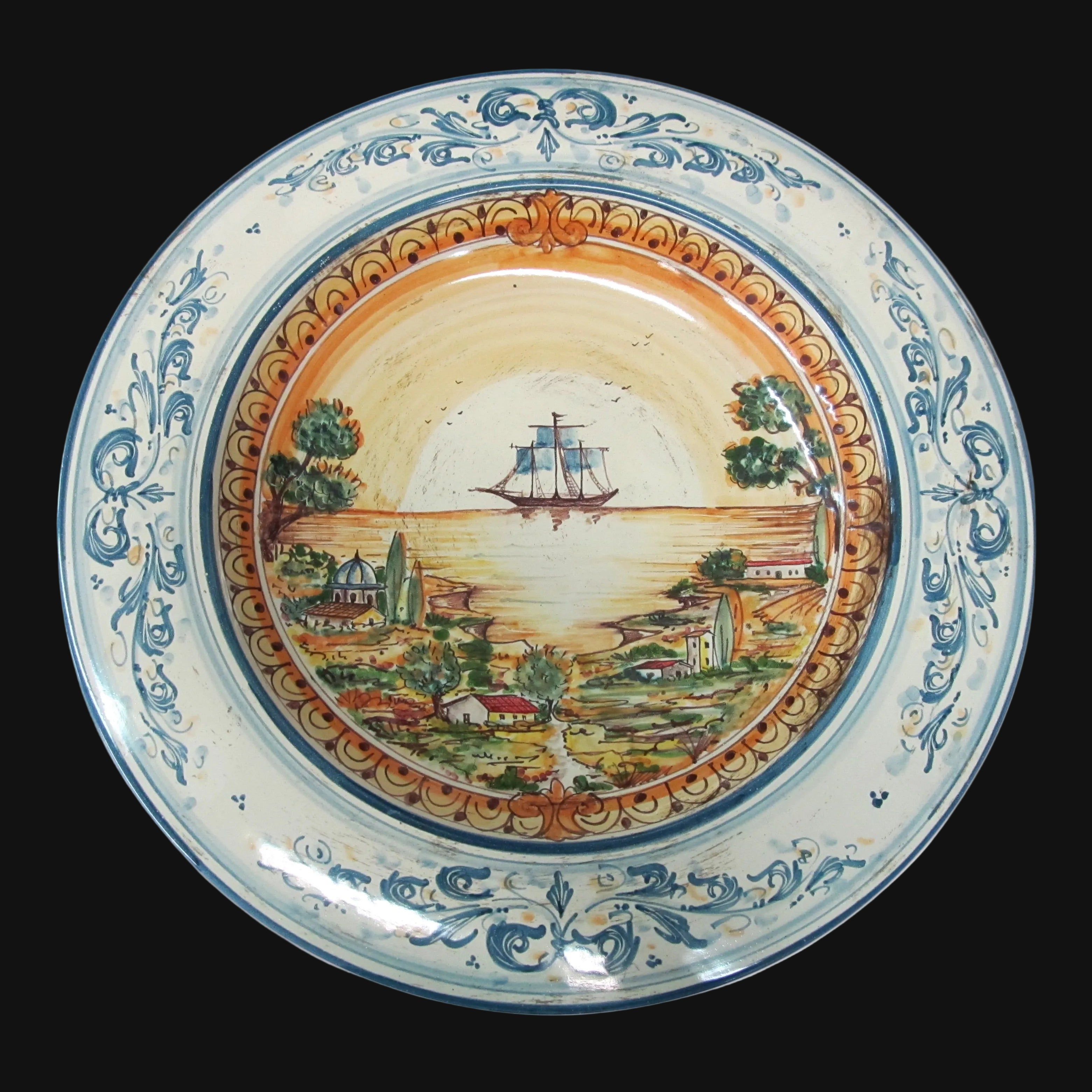 Piatto Cappello Prete in Ceramica di Caltagirone — Con Veliero, Serie d'arte in Blu e Arancio