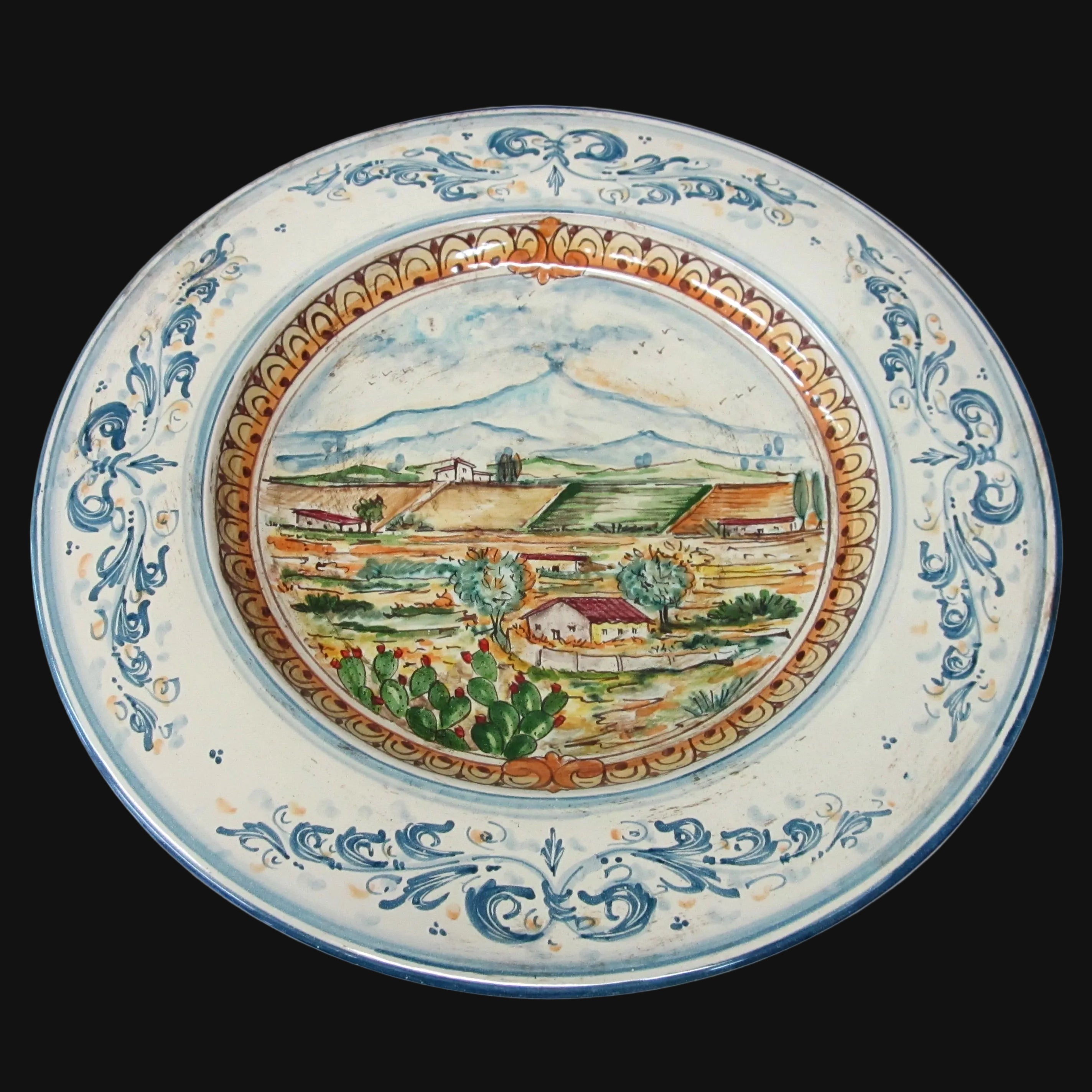 Piatto Cappello Prete in Ceramica di Caltagirone — Con Paesaggio Etna, Serie d'arte in Blu e Arancio