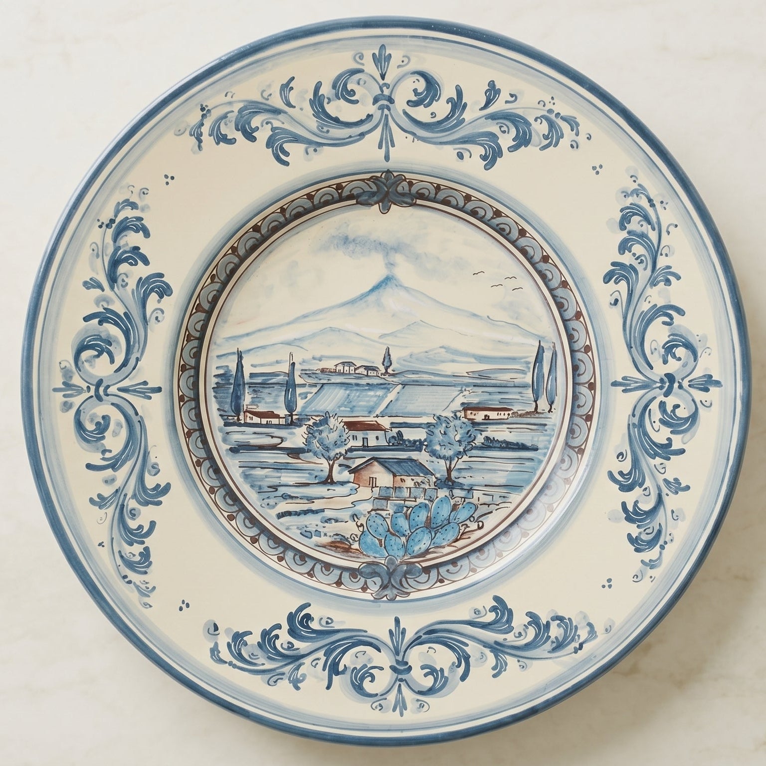 Piatto Cappello Prete in Ceramica di Caltagirone — Con Paesaggio Etna, Serie d'arte Mono Blu