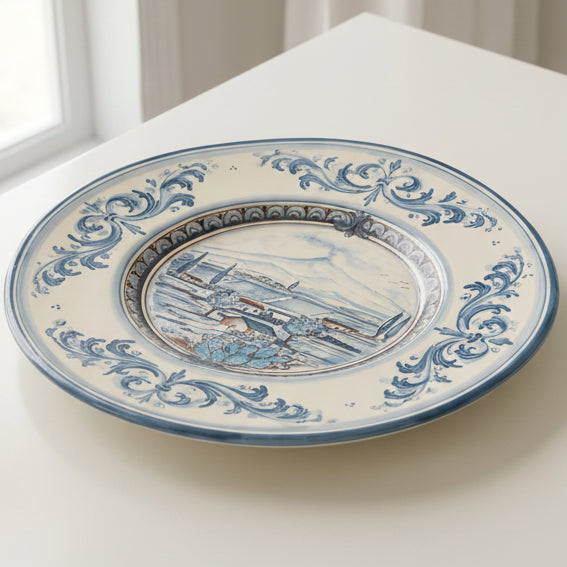 Piatto Cappello Prete in Ceramica di Caltagirone — Con Paesaggio Etna, Serie d'arte Mono Blu