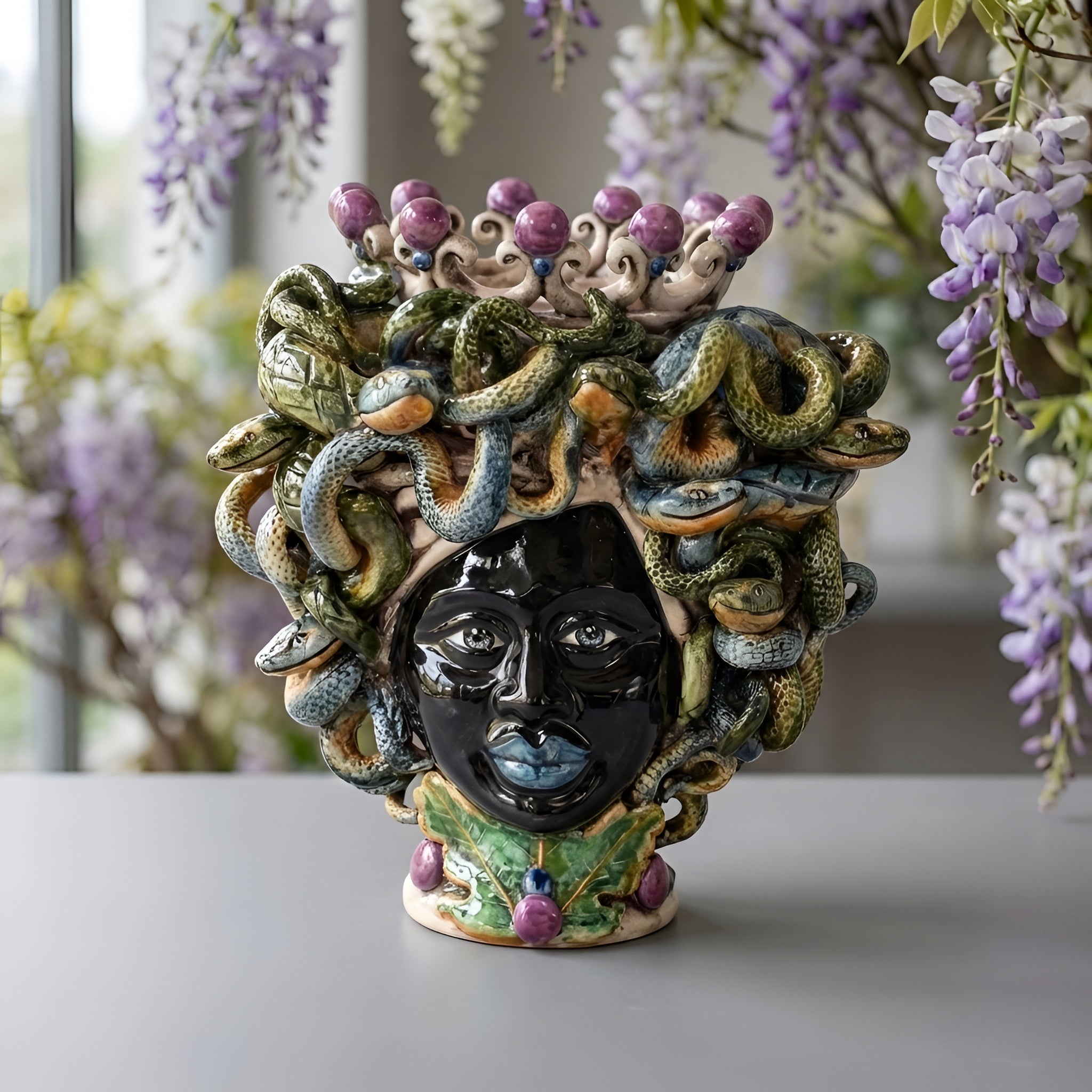 Testa Medusa h 20 cm — Lustro Glicine | Ceramica Caltagirone