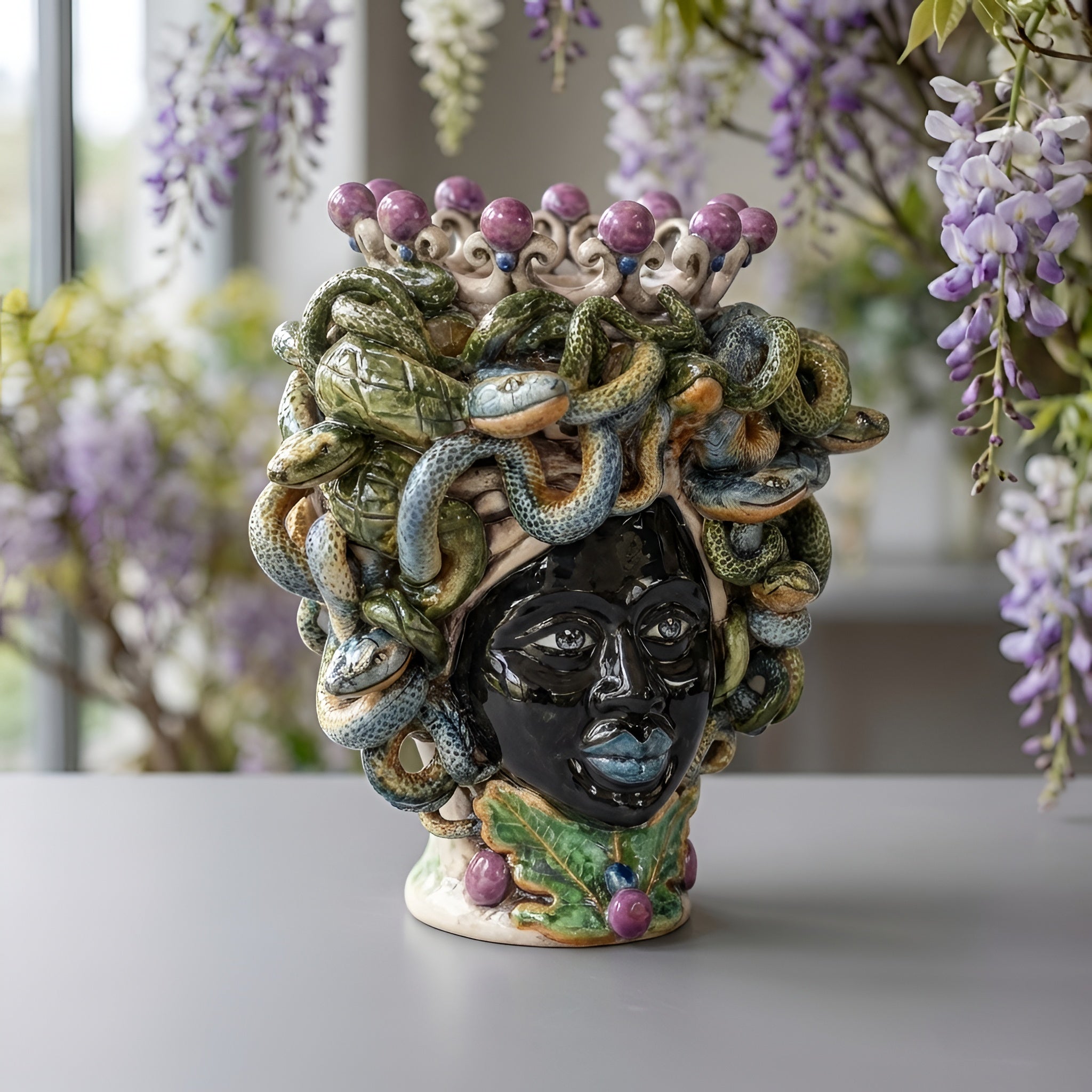 Testa Medusa h 20 cm — Lustro Glicine | Ceramica Caltagirone