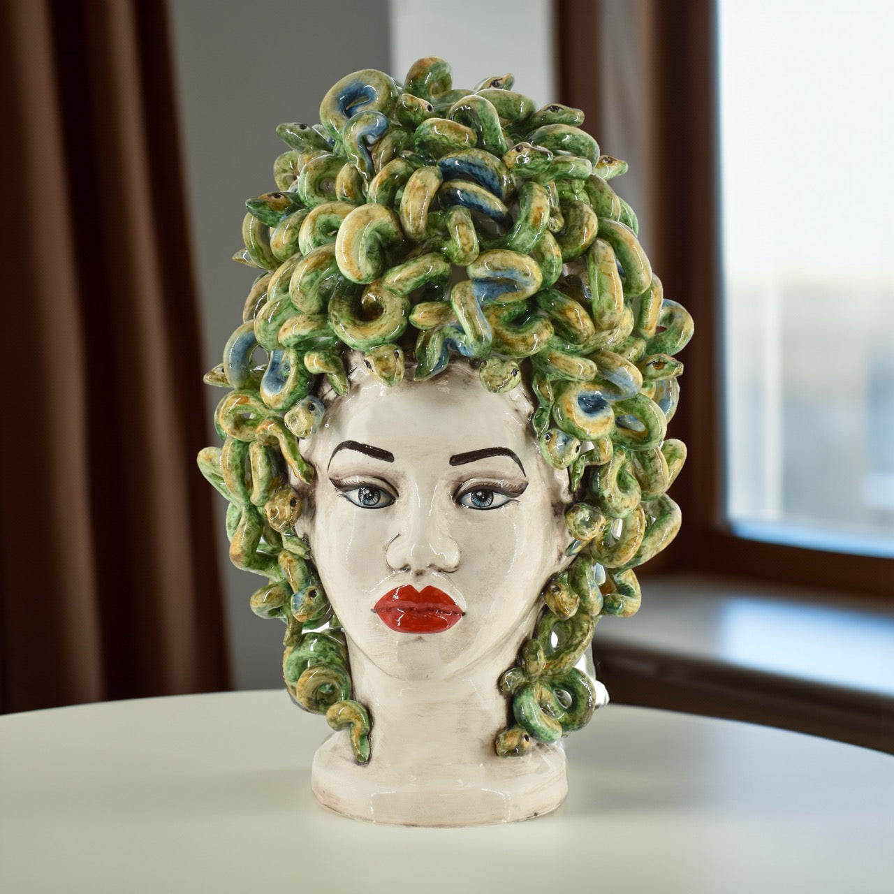 Testa Medusa h 45 madreperla colorato labbra rosse (mod. ricca)